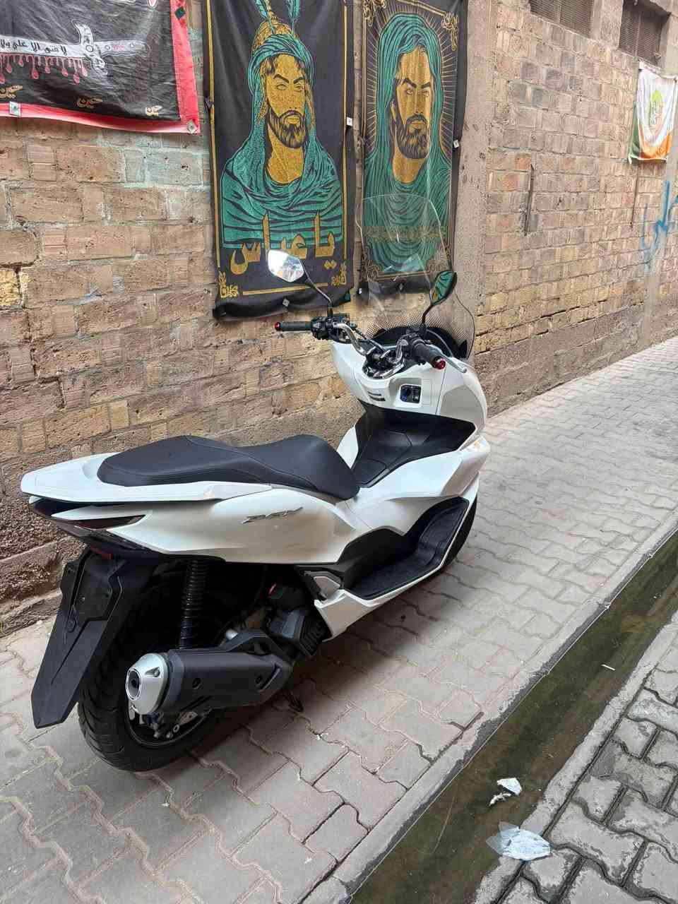 السلام عليكم للبيع pcx (جيل الرابع) كوري فول مواصفات محرك 125cc بعده زيرو صارله سبوع نازله من الرمبه جامه طويله بلاديه اصليه جايه وياه مكفوله من كلشي حته من الطخه حته التايرات جدد السعر 20 ورقه وبيه مجال المكان مدينه الصدر فقط اتصال ***********
