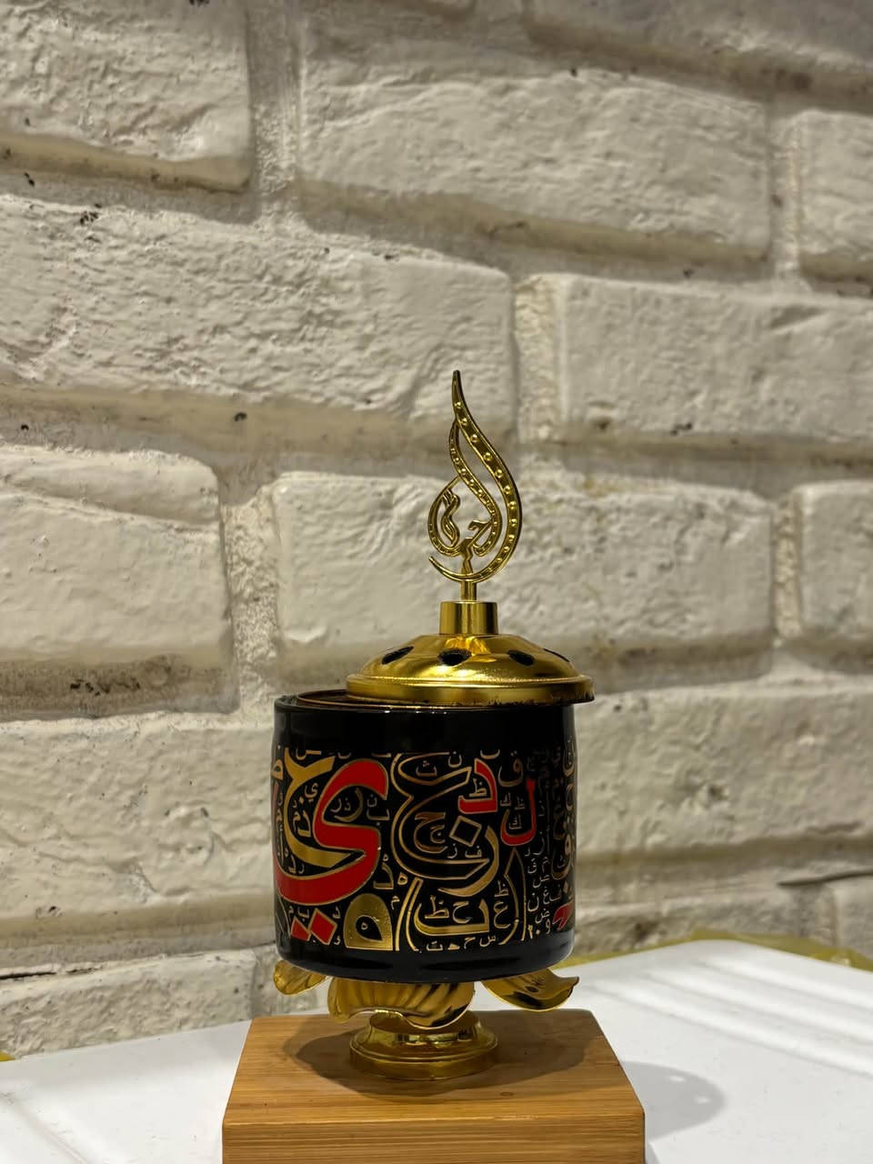 شوێن بۆن و بغورد 😍🔥
شێوازی بەکار هێنان بغوردەکە چەرخێکی لێدەدەیت و دەیخەیتە ناو کوپەکەی وە بۆنەکەی لە سەرەکەی بڵاو دەبێتەوە .
زۆر ئەصڵ 
هەم بۆ جوانی و هەم بۆ بۆن خۆشی ماڵەکەت بەکاردێت 
سلێمانی 
نرخ تەنها ٧ هەزار 
***********

نص مكتوب في الصور:
- ته نها ٧ حه وت هه زار
- ***********
- V ته نها حه وت هه زار