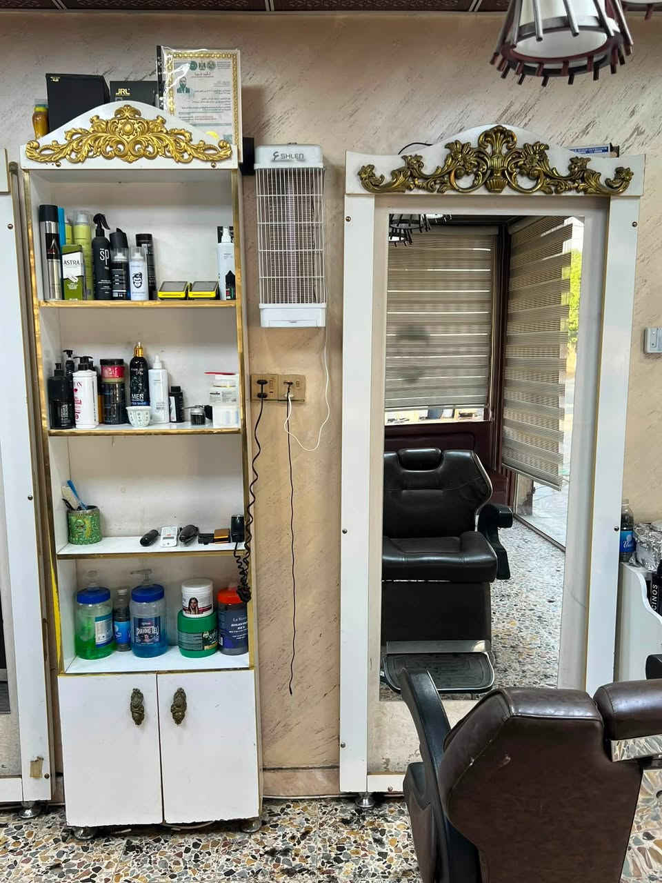 السلام عليكم 
غراض حلاقه للبيع ٣ مرايات ٢ فاترينات مع ٢ ميز مجر صغير 
بغداد حي الجهاد 
***********
