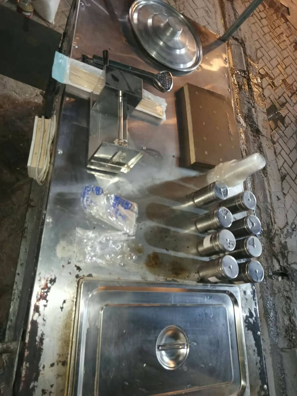 عربانه متحركه مال بتيته حلزونيه وذره وترهم لبلبي وباگله حمس بالصوص 
وغراضها كاملها مكمله بلا نقص 
م̷ـــِْن اناره لدات بيها 2 ونقاط بيها 2
مكينة البتيته الحلزونيه
المنضم والصوندات
علب البهارات 6
والجدر والطاوه
وبيها بوب تنقفل الاغراض داخلها  واضح بالصور اللي يريدها ب225 وبيها مجال مكاني اعظميه للتواصل ***********
