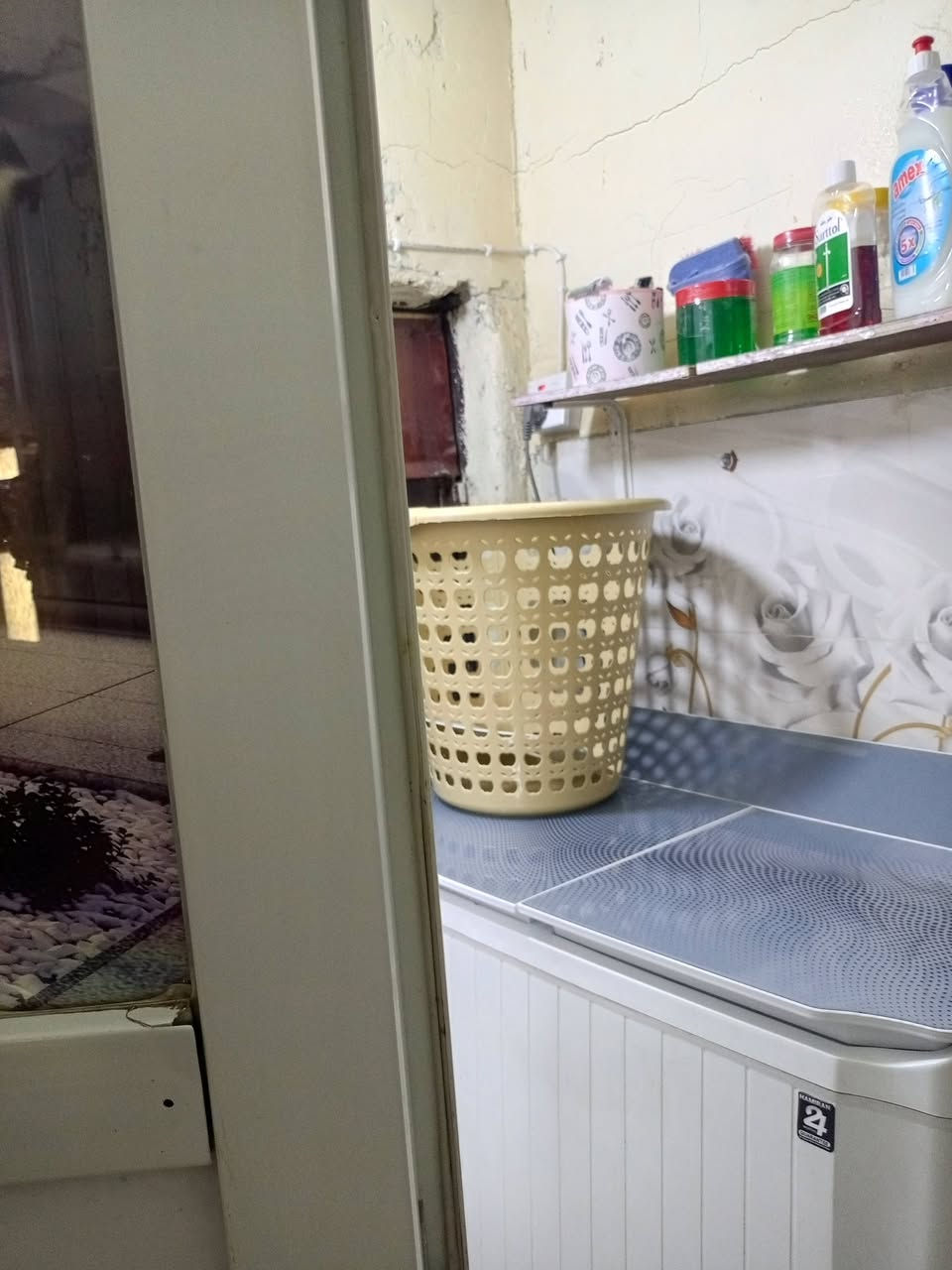 بيت تجاوز للبيع بالزعفرانيه قرب شقق سعيده مكان ممتاز كهرباء 3 فيز وماء وجميع الخدمات قريبه من أسواق ومدارس ومراكز صحية متكون من
طرمه صغيره 
هول
صاله صغيره 
غرف نوم عدد 3 
مطبخ 
وحمام 
وترك خلفي كبير 
للاتصال على الرقم بيه واتساب ***********
