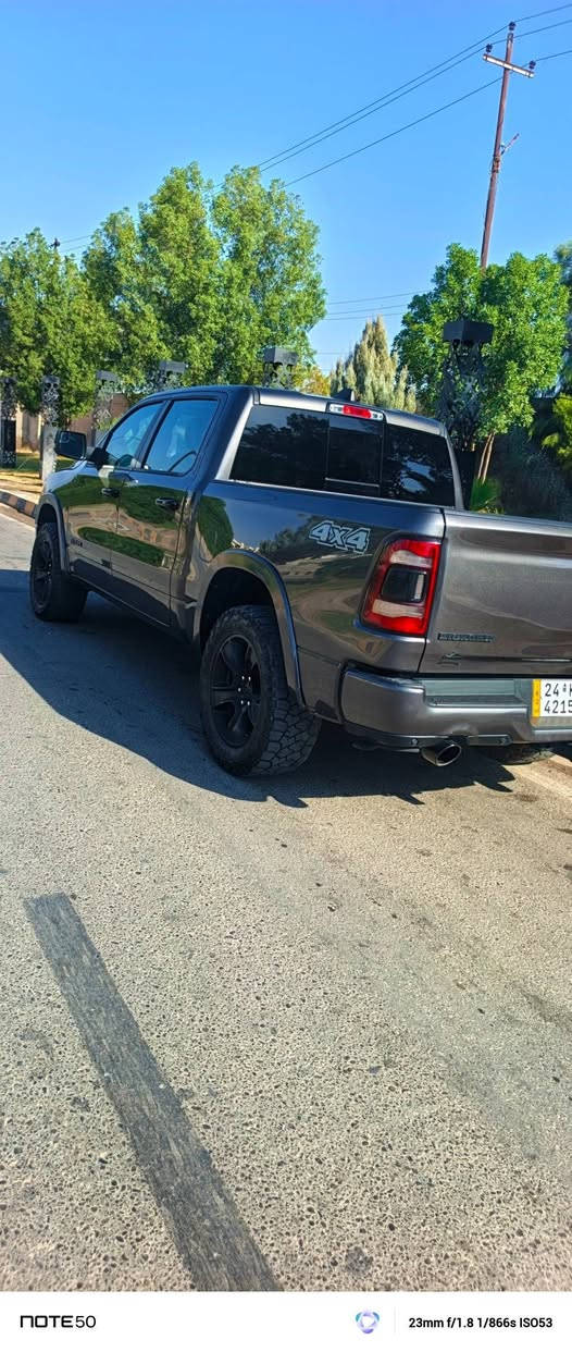 دوج رام بيك هورن موديل 2023    محرك 8   5700 ايتورك  لون مميز فول  مواصفات سقف بنوراما رادار امامي جانبي مري شفط كشنات جلد سايد بريك كهربائي كامره خلفية كشن سائق كهربائي جامة خلفية كهربائي شاشة تسلا تعمل بالمس اوتستوب خلفي  نظام 4 4x دفع رباعي  المسافة المقطوعة 590000 كم   ضرر السيارة جامرلغ اماي ابدل مع بونيد السيارة معمرها على ايدي  للإتصال على الرقم ***********
