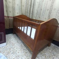 للبيع سرير اطفال  ارتفاع ٩٤ عرض ٩٠ طول  ١٣٨  وياه دوشك سفنج اصلي السري...