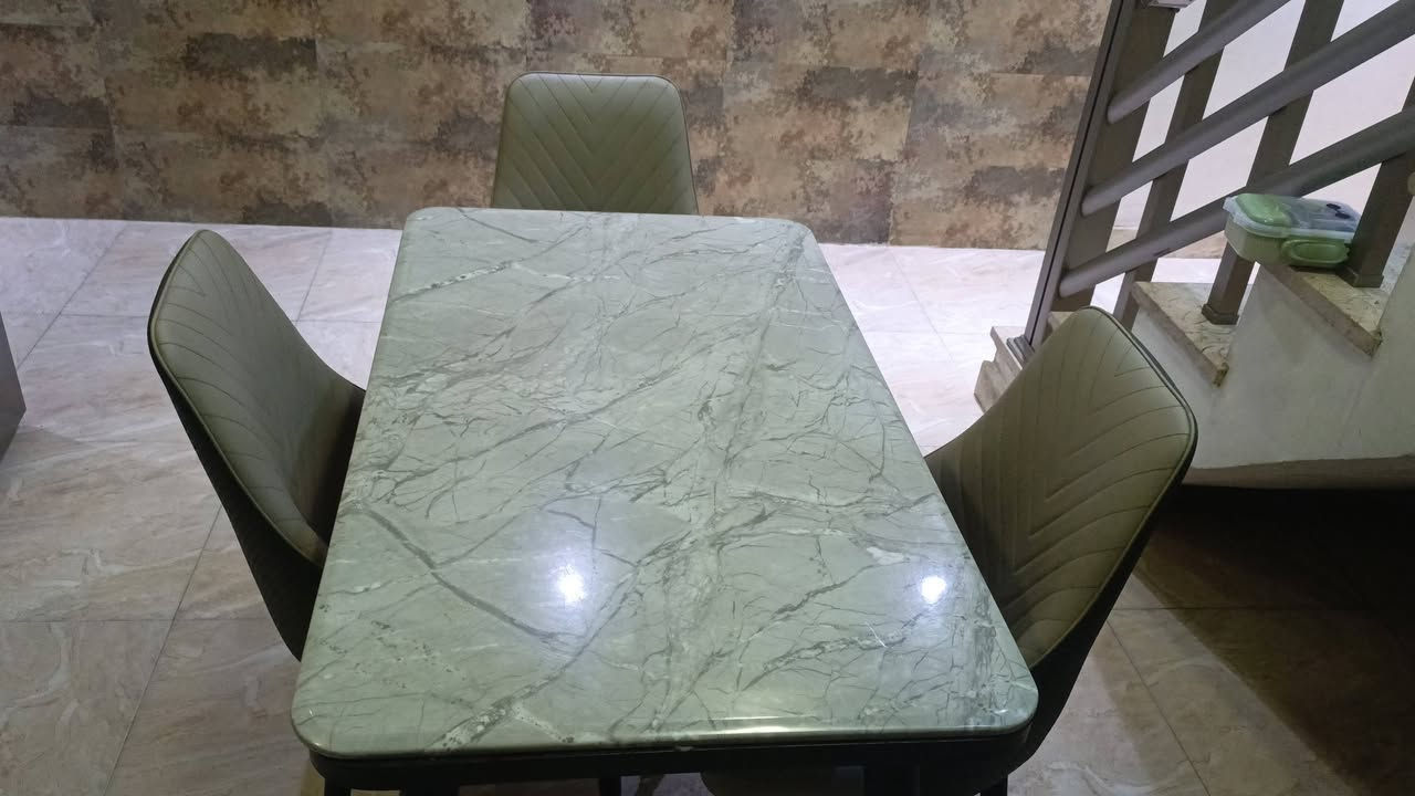 ميز طعام • اربع كراسي • مرمر
