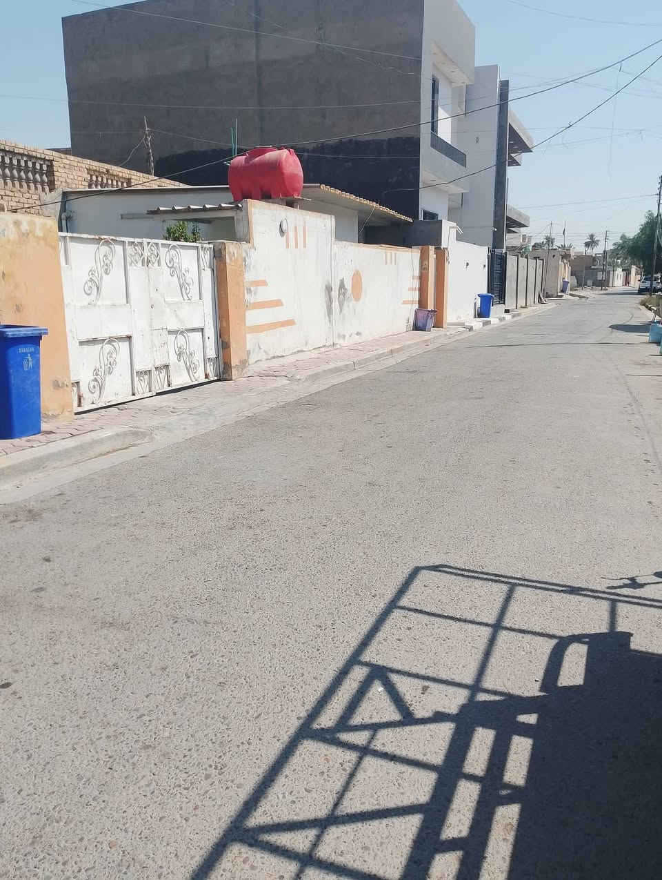 بيت للبيع مساحه مالته 304طابو صرف سند يتكون من هول صاله غرفتين نوم مطبخ ترك ورة البيت هم مشتمل مئجر واجهة 15نزال 20بصف طابو قريب على جامع سعد وقريب عل السوك هم بيت خير من الله بل عافيه عل ياخذهة الاستفسار على رقم واتساب ***********
