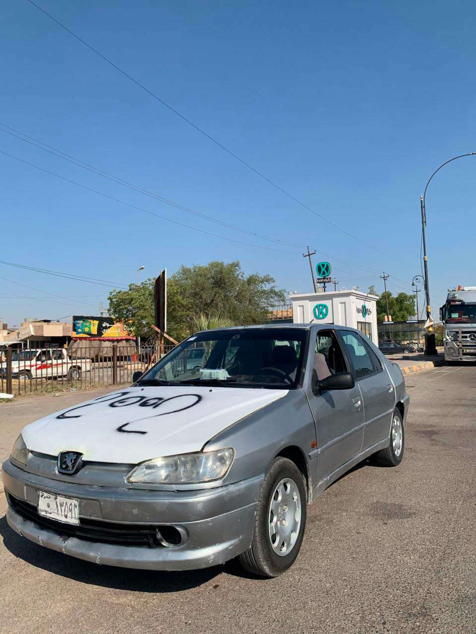 السلام عليكم للبيع او مراوس
بيجو 2002  مطلوبه نواب ضباط
كهربائيات شغاله 
گير ومحرك شرط
صدر جديد 
تايرات جديد 
باتري جديد 
تبريد الكمبريسر بيه ليك 

المكان تكريت
السعر 30 $ ورقه وبيها مجال 
***********
