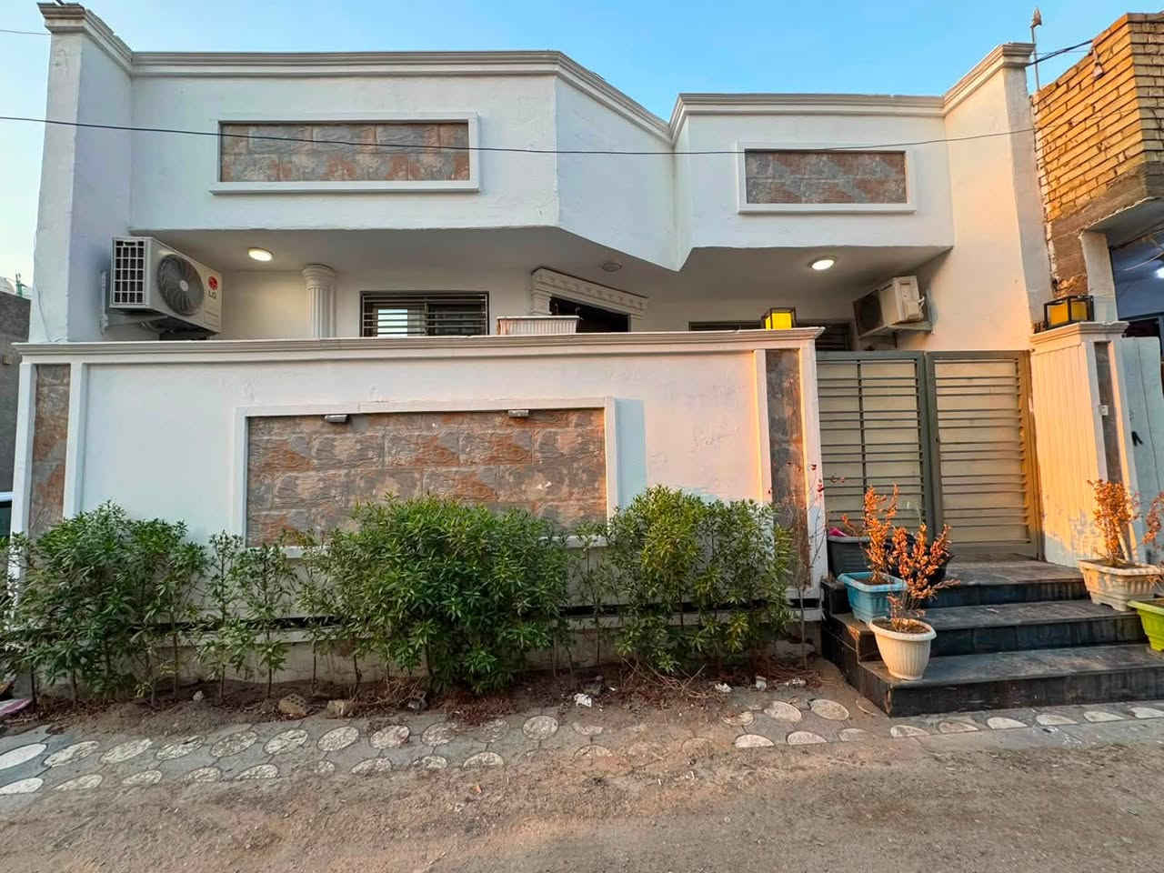السلام عليكم 

🏠 بيت 100 م نزال شارع الوزراء طابق واحد 
البيت يحتوي على 
(غرفة + صالة + مطبخ + حولي + خدمات صحية + منور عدد 2 +طرمة ) 
- البيت للبيع او رهنية بيع او رهنية 
- امامكم فيديو كامل التفاصيل بي 
- البيت واجهة 10م والنزال 10م 
-البيت يحتوي على مدخلين 
- للتواصل والاستفسار 
***********
