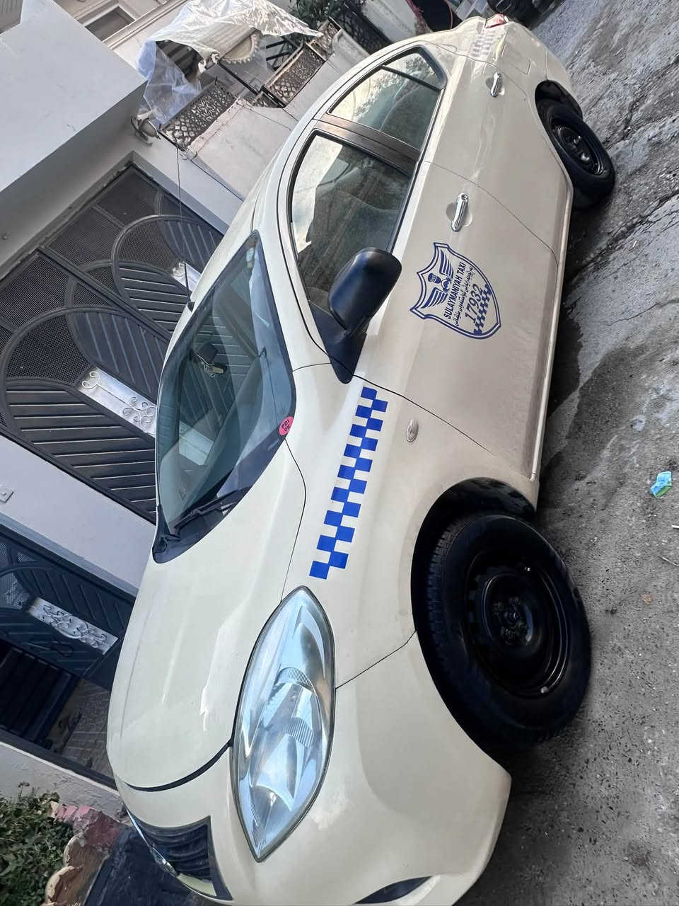 سەنی ٢٠١٣ بیلاد تەکسی
گێڕ و مەکینە بەشەرت کەمێک تەقەو ڕەقەی هەیە
لای سەکن ڕەسمەکەیم داناوە ئەوەنەی پێوەیە 
سەیارەیەکی بێ کێشەیەو ماڵی کەسابەتە
سەنەوی تا ٢٠٢٨ تازەیە بەناو کردن بە شەرت
ژمارە :
***********
