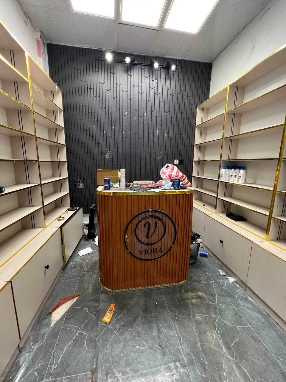 ✨

ديكور المحل مستخدم تقريباً 8 أشهر فقط، ومكلف وقت التنفيذ حوالي 6,500,000 دينار عراقي.

💰 السعر المطلوب: 3,500,000 دينار عراقي
يوجد مجال بسيط للتفاوض ويا الشخص الجاد فقط.

🔸 إضاءة كاملة للديكور، وكلها شغالة.
🔸 مجرات هيدروليك.
🔸 خزانات سفلية للخزن والعرض.
🔸 ميز/كاونتر جاهز ومتكامل.
🔸 باب خزانه.
🔸 رفوف عرض كاملة.
🔸 خزانات ورفوف بتصميم المجرات.
🔸 الديكور جاهز للفك والنقل والتركيب.
🔸 يرهم لمحلات الكوزمتك والعطور والإكسسوارات وغيرها.
🔸 مناسب لمساحة تقريباً 6 متر × 5 متر، وممكن ترتيبه حسب مساحة المحل.

الديكور كامل ومتكامل ويُباع كقطعة واحدة، وسعره الحالي أقل بكثير من كلفة تفصيله وتنفيذه.

📞 للتواصل والاستفسار:
***********

السعر 3,500,000 وقابل للتفاوض بشكل بسيط ويا الشخص الجاد فقط
