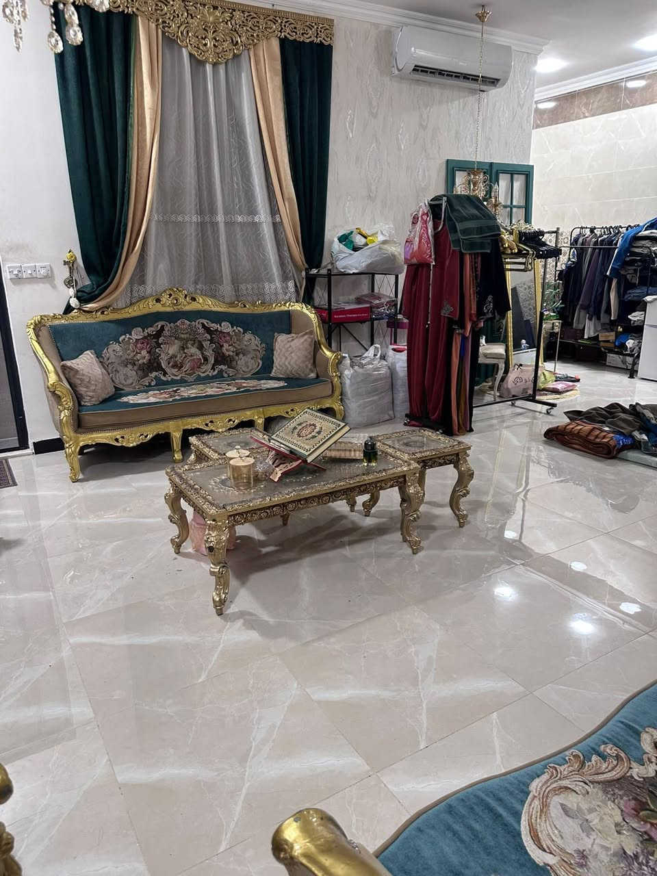 تخم خشب زان مصري 10 مقاعد
نظيف للبيع السعر 800 وبي مجال 

المكان بغداد المنصور البيجيه
*********** وتساب
