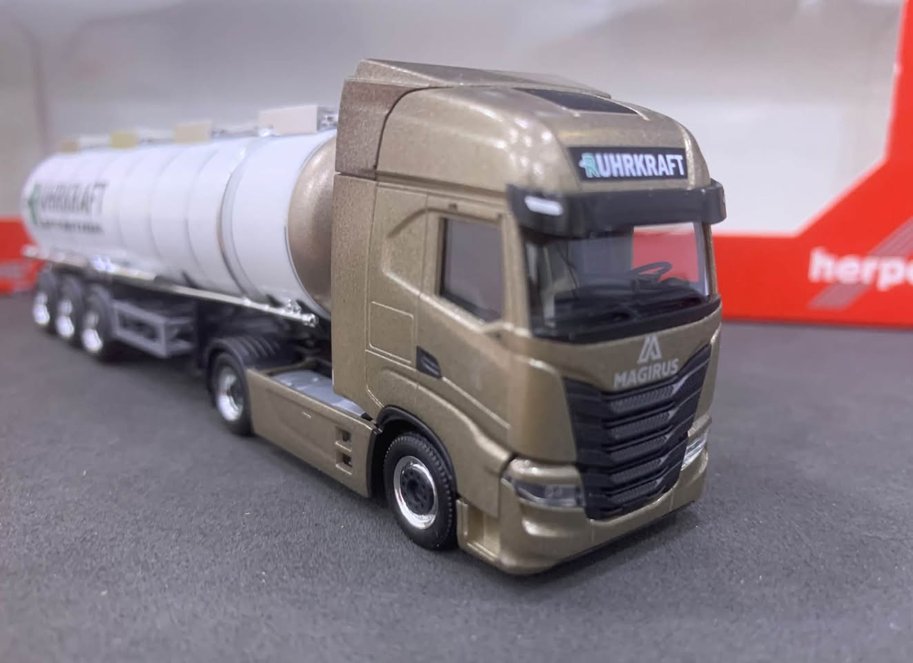 مقاس ١:٨٧ • IVECO • Herpa