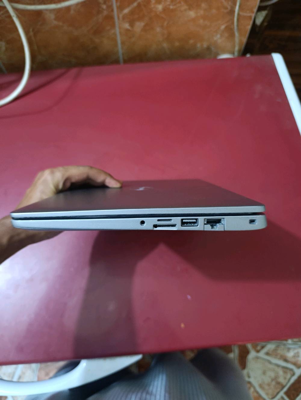 ديل ليتيود 5310  / dell latitude 5310
معالج intel core i5 
الجيل العاشر 
فئه المعالج U اقتصادي بطارية تطول 8 ساعات استخدام متواصل
رام 8GB قابل للزيادة 
كرت شاشة مدمج intel UHD GRAPHICS 128MB
تخزين 238 SSD ايضا قابل للزيادة 
1080x1920 حجم الشاشة full HD
مناسبه للدراسة والتصفح والعمل ببرامج متوسطه الاداء
تجي بكامرة امامية HD وبصمه وجه وبصمه اصبع  
مكفوله من اي عطل 
سبب البيع محتاج فلوس