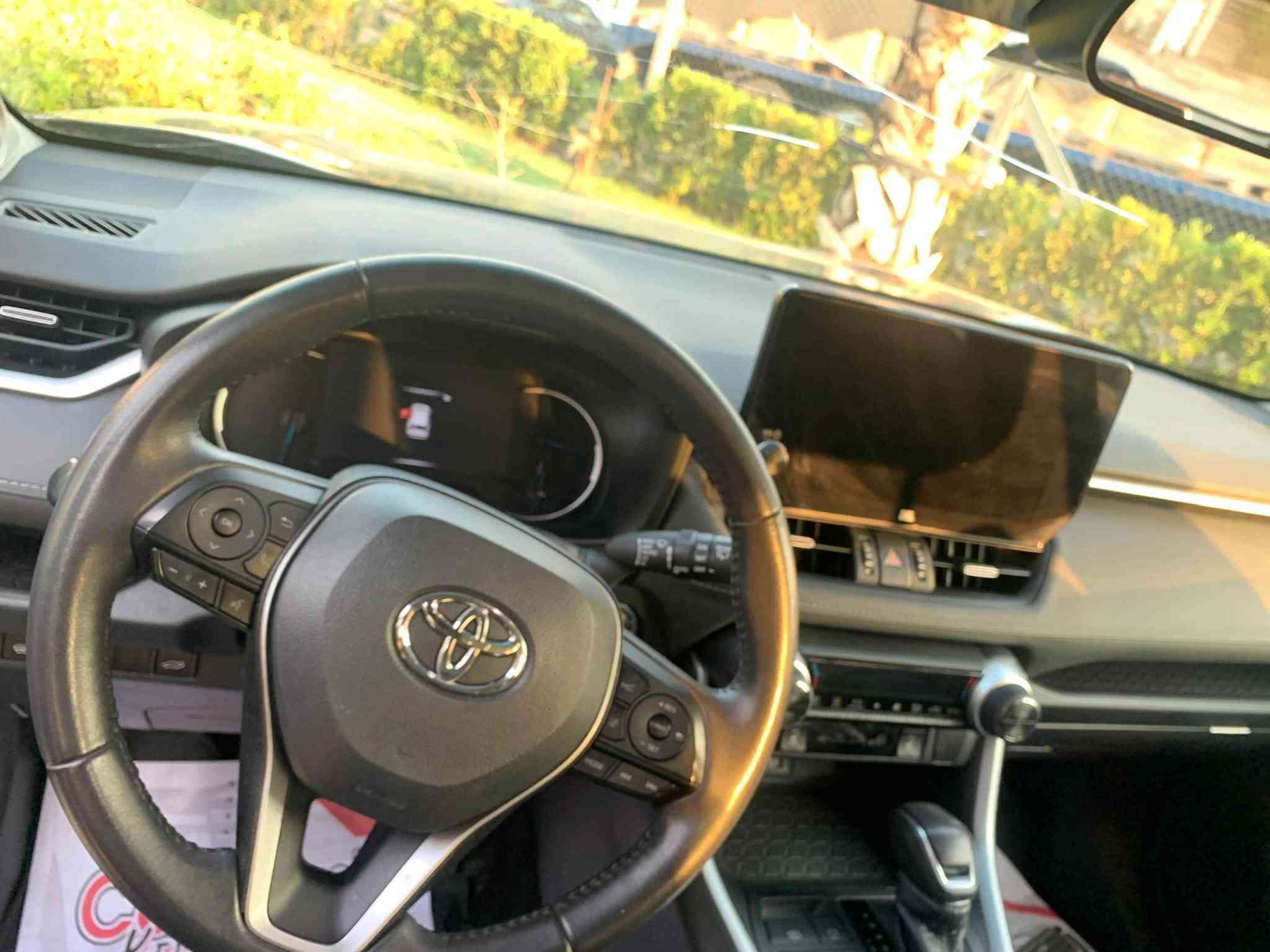 av 4  xLe 2023hybrid
راف فور xle 2023 هايبرد 
الفئه / xle 
موديل السياره /2024 
رقم السياره / بغداد انكليزي / شرط التحويل 
حجم المحرك /2500 هايبرد 4سلندر 
اللون / اسود ملكي 
ماشيه 34الف mi  يعني بعدها بحاله الوكاله 

مواصفات السياره 
كشنات جلد 
تدفئه تبريد بالمقاعد 
كشن كهربائي + 3 وضعيات خزن ميموري

رادار امامي  تحديد مسارات  
، جانبي   نقطه عماء 
، خلفي تحذير اصطدام 

فتحة سقف 
 كامره360 درجه. 

وضعيات القياده 
Eco ,normal ,sport, 
نظام الدفع / 4*4  فورل ويل 
فول تحكمات ستيرن 
صندوق  كهربائي 
تدفئه بالستيرن + تدفئه بالمري الجانبيه 
 هاند بريك بصمه 
اوتو هولد 
اوتو ستارت /auto start 
اوتو ستوب/ auto stop
 تبريد قطعتين 
شحن واير ليس 
مداخل شحن تايب سي 
لايتات led زنون + بك لايت led 
 بصمة ابواب   + بصمة تشغيل + تشغيل عن بعد 
سستم الصوت jbl 🔊🔊
شاشه jbl 🔊🔊🔊
تبريد بيانو 
4 جام اوتو 
ويل كب كروب اسود 
 داشبول ديجتل الكتروني 
 
 حادث الساره شي كلش تافه قبق صنندوق مبدل نفس اللون بلادي فقطططططط بدون صبغ السياره نهائيآ 

السعر 235   وبيعا مجال  للشراي
*********** ابو حمزه

نص مكتوب في الصور:
- ٣:٣٢ ص
- ٣:٣٣ ص
- 26°C