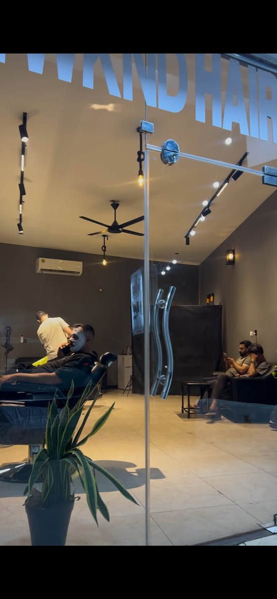 الموقع بغداد الدورة 
سبب البيع الانتقال الى محافظة اخرى 
الصالون جاهز وكامل من جميع المستلزمات الي تخص الحلاقة
ديكور اوربي مستوحى من لندن الصالون حاليا اقوى صالون حلاقة بلمنطقة وماشالله زبائن المحل خير من رب العالمين الصالون بنيتة بحب وتعبت عليه بس حكمت الضروف انو انتقل لغير محافظة 
***********

