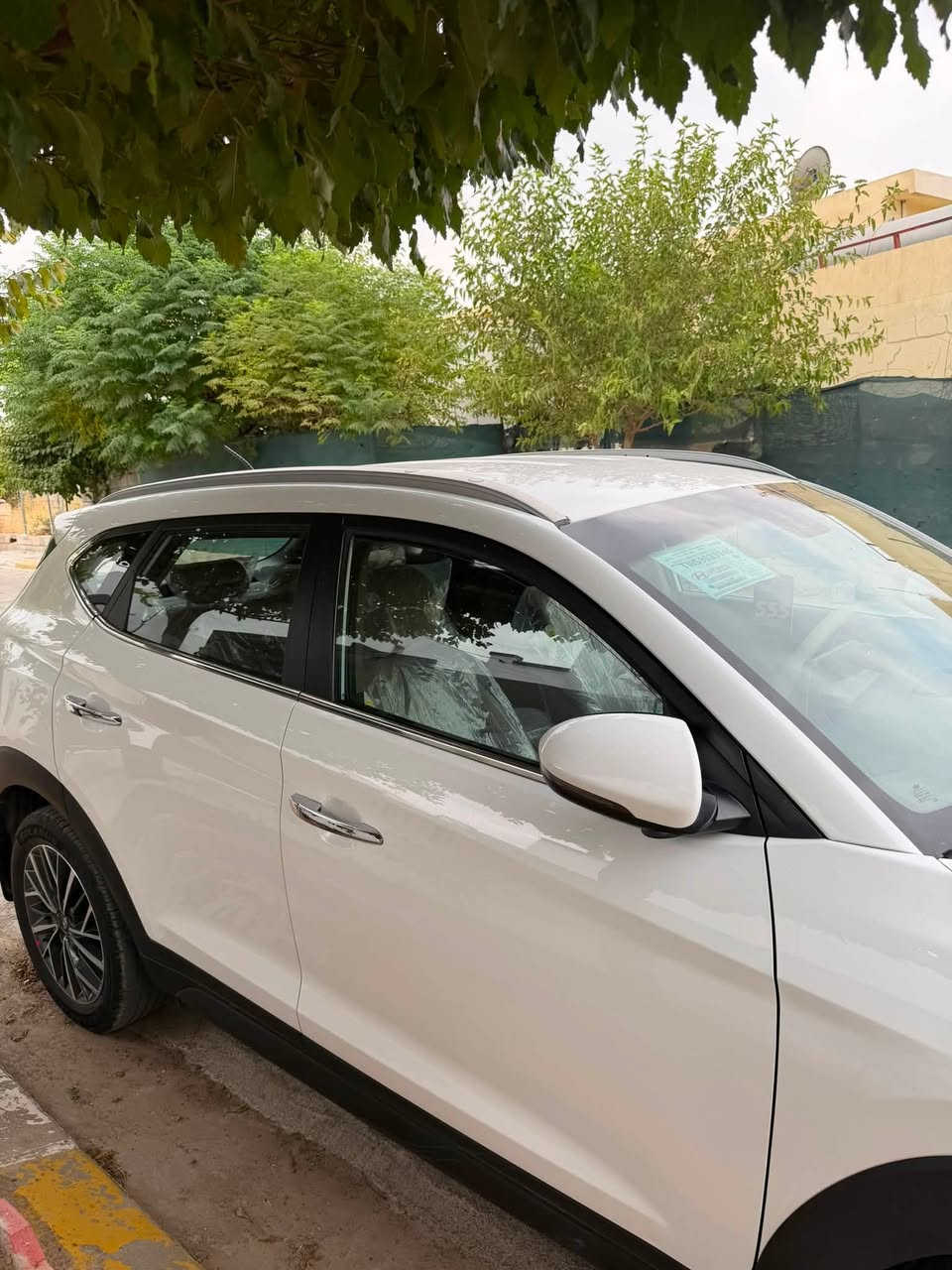 السلام عليكم اخوان / السيارة للبيع 🚗
نوع السيارة: هيونداي توسان خليجي 🚙
موديل السيارة: 2019 📅
نوع المحرك: دوش (DOHC) ⚙️
حجم المحرك: 2000 (2.0L) 🏎️
ماشيه السيارة: 97 ألف حقيقي 🛣️
ضرار السيارة:
مكفولة من الصبغ والتبديل ❌🎨
كارت بقعة صغيرة على البونيد 📑
تعديل على البارد بقعة صغيرة أسفل باب السائق 🔨
رقم السيارة: أربيل (سنوية جديدة مجددة لغاية 2031) 🆔
المواصفات:
🪑 كشنات كهرباء
🎨 داخل بيجي مميز
📺 شاشة كبيرة
💡 عدسات هالوجين / LED نهاري
🛞 ويلات كروم / إشاير بالمري
🎛️ تحكم ستيرن كامل
❄️ تبريد قطعتين (مركزي)
🚪 ترحيب بالمري
🚗 3 أنظمة قيادة (Eco / Sport / Normal)
📹 كاميرة خلفية / حساس خلفي
🛑 سايد بريك رجل / تثبيت سرعة (كروز كنترول)
العنوان: السليمانية 📍
رقم الهاتف: [*********** ] 📞
السعر: [179 $] 💰
