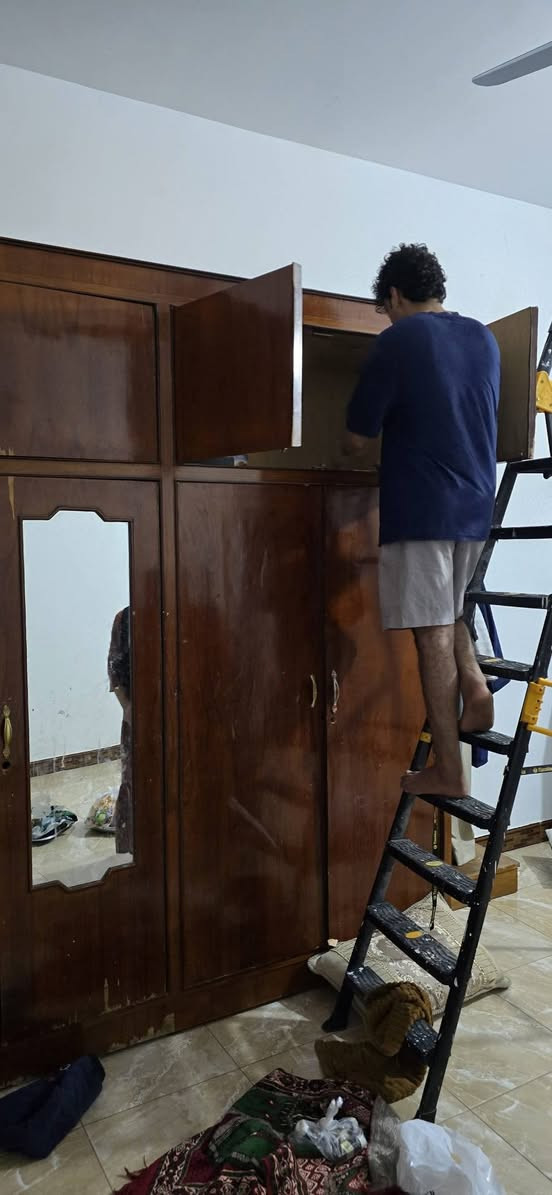 كنتور حطاطه خمس ابواب طابقين شغل نجار لبيته فقط اعادت سبق تكحيلات الرمادي مكان الصوفيه.***********

