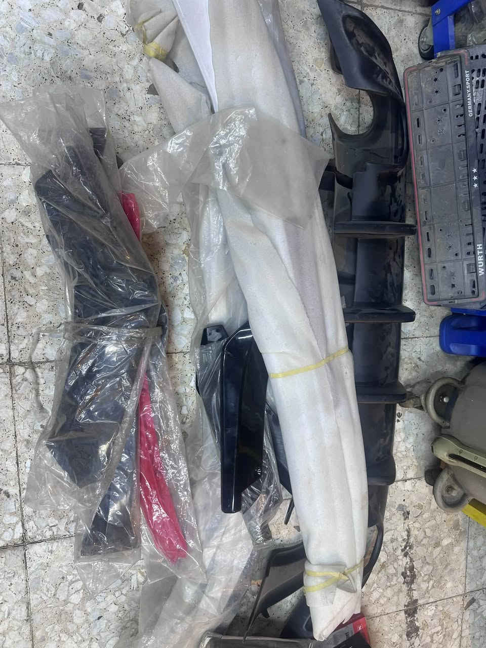 غراض كماليات لبيع شلع 
الحية جوكر عدد ١ السعر ٩ الف 
لحية خلفية زاوية عدد ٢ السعر ١٠ الف 
دفيوزر جارجر عدد ٢ سعر ٣٠ الف 
سبايدر جاوجر اسود  السعر ١٥ الف 
سبايدر جوكر ابيض عالي السعر١٥ الف 
سماعة صافرة مع جهاز ٤٠٠ واط السعر ٥٥ الف
سماعة صافرة حاكية عدد ٤ السعر ٢٧ الف
اطار شاشة مع الفيش منوع كوري وامريكي وياباني عدد ٣٠ السعر ١٥٠ الف 
ام بي فايز عدد ١ السعر ٢٠ الف 
ستان موبايل يكعد ع شاشة سيارات السعر الف كوري وبي واي دي عدد ٩ السعر ٥٤ الف 
قاعدة رقم الماني طويل عدد ١٠ السعر ١٠ الف 
مجموع الكلي 390الف 
مكانهم بغداد الدورة البيع شلع 
***********

نص مكتوب في الصور:
- HYUNDAI
- 2008 Sonata
- 2012 Sonata
- 2015 Sonata
- Verna
- 2017 Verna
- 2019 Verna
- 2007 I10
- I10
- IX25
- 2016 H1
- 2010 H1
- I20