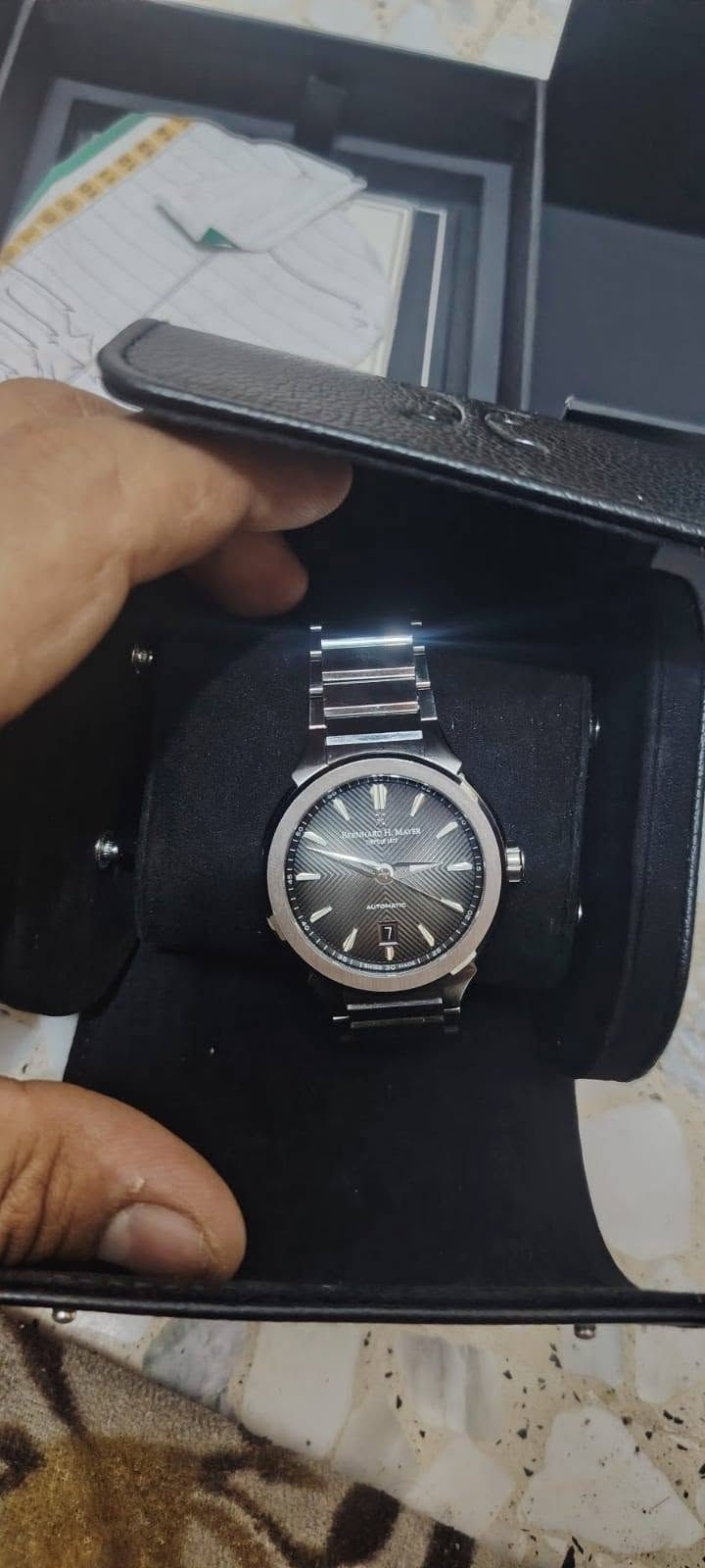 من اجمل ساعات اج ماير اوتوماتيك  اصدار محدود اوتوماتيك  قطر 42 مستخدم  معه كافه المرفقات  الاصليه نضافه 95%  المواصفات لساعه ويه لصور سعر 450$ مكاني كربلاء يوجد خدمة توصيل

نص مكتوب في الصور:
- تحديد - علبة وتاج فولاذ مقاوم للصدأ مصقول / ملمع 316L مع شعار منمق على التاج الغطاء الخلفي مصنوع من الفولاذ المقاوم للصدأ 316L مع كريستال الياقوت ومحفور عليه عبارة "إصدار محدود". زجاج كريستال ياقوتي مقاوم للخدش مع طلاء مضاد للانهكاس اتصل ساعة سوداء بنمط قمة مائلة، مزودة بمادة Super-LumiNova على عقارب مخصصة بشعار أنيق ومؤشرات بارزة. الحزام والإبزيم: مصنوع من الفولاذ المقاوم للصدأ المصقول/المصقول 316L، ومتكامل تمامًا مع نظام الفتح السريع المزود بإبزيم قابل للطي. الوظائف الساعة، الدقيقة، الثانية، التاريخ القطر 42 مم مقاومة للماء 10 ضغط جوي (100 متر/330 قدم) حركة سويسري أوتوماتيكي - سيليتا SW200 حشد صنع سويسري طبعة محدودة 4999 قطعة