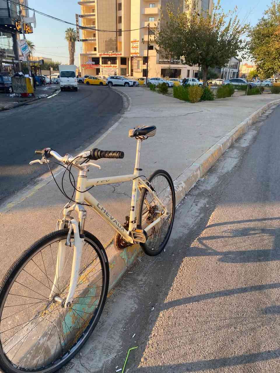 بايسكل للبيع
البايسكل نضيف الله شاهد 
وكلو شغال 
البايسكل كامل كلشي ما يحتاجلو 
السعر خاص او عل رقم 
***********
