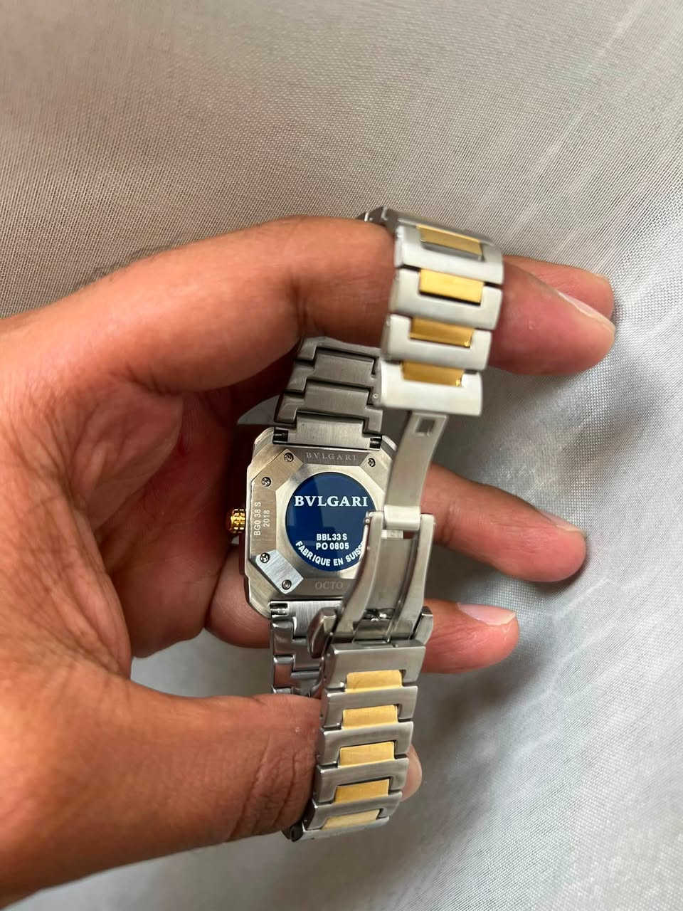 🥰 ساعة نسائية فخمة للبيع – BVLGARI Octo ✨
⌚ الماركة: BVLGARI (بولغاري)
💎 الموديل / المجموعة: Octo
✨ التصميم: ثنائي اللون، ذهبي مع ستانلس ستيل فضي
💎 الإطار: مرصّع بحبات الزركون/الألماس
🤍 المينا: فضي/رمادي مع عرض التاريخ عند الساعة 3
🇨🇭 صناعة سويسرية – Fabrique en Suisse

🔹 النقوش الخلفية حسب الصور:
• BGO 38 S
• BBL33S
• FABRIQUE EN SUISSE

🌟 ساعة أنيقة وفخمة، مناسبة للاستخدام الشخصي والهدايا والمناسبات.

📸 الصور والمواصفات موضحة بالإعلان.
💰 السعر: ٣٠٠ الف
📞 للاستفسار والتواصل: ***********
