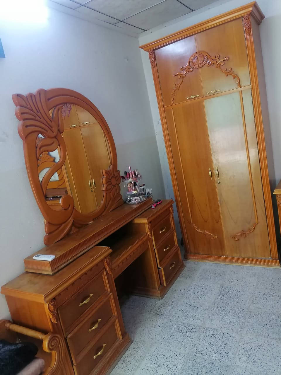 غرفه للبيع نضيفه ضرر بسيط باسفل التخت موصل ايسر
***********

