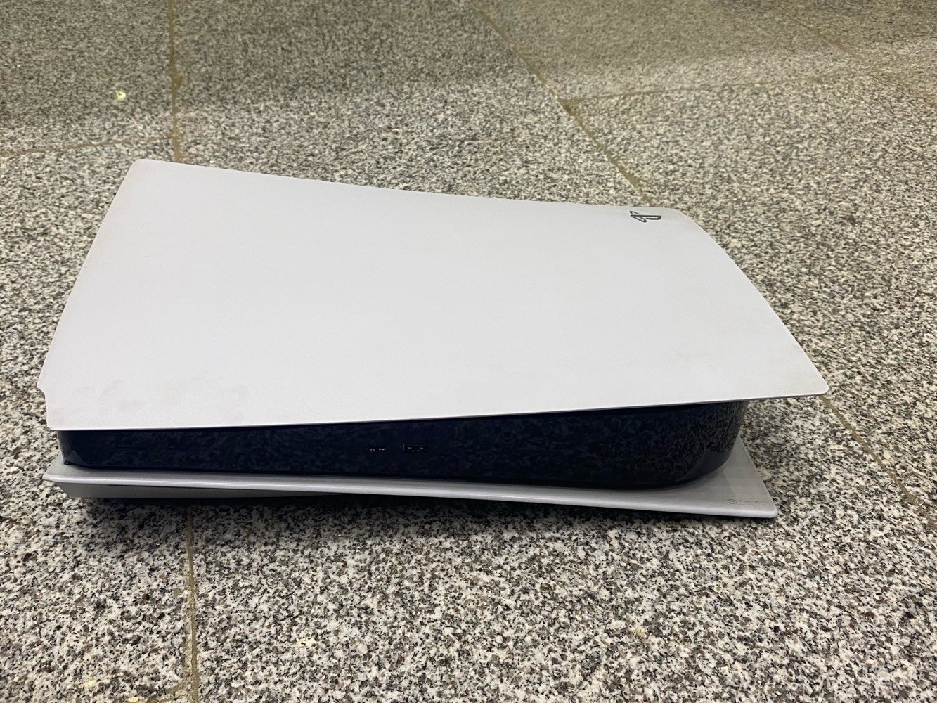 ps5 لا مفتوح ولا مصلح بس الكفر مكسور بدون كارتون 
ويا جويستك اصلي جديد 