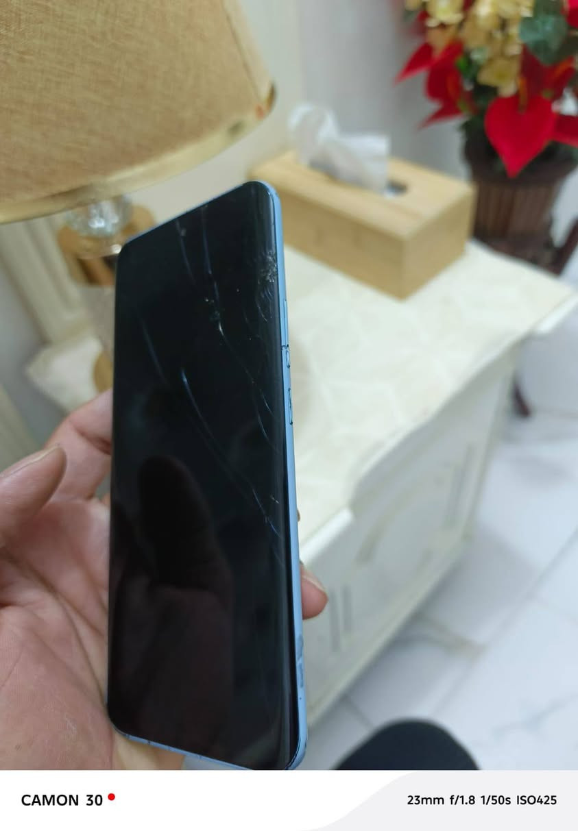TECNO POVA Slim 5g
انحف وأخف جهاز بالعالم كاميرا كزازه جهاز ما مفتوح بي كسر بشاشه ما مآثر على الاستخدام نهائيا فوووول سلاسه 
256 +16 RAM
بطاريه 5160
60 فريم  
اضائه تفاعليه حول الكاميرا تكدر تخليها وتكدر تلغيها 
السعر 175 علما أن سعره الجديد 340 الف مستعجل على البيع العنوان الشطره
***********
