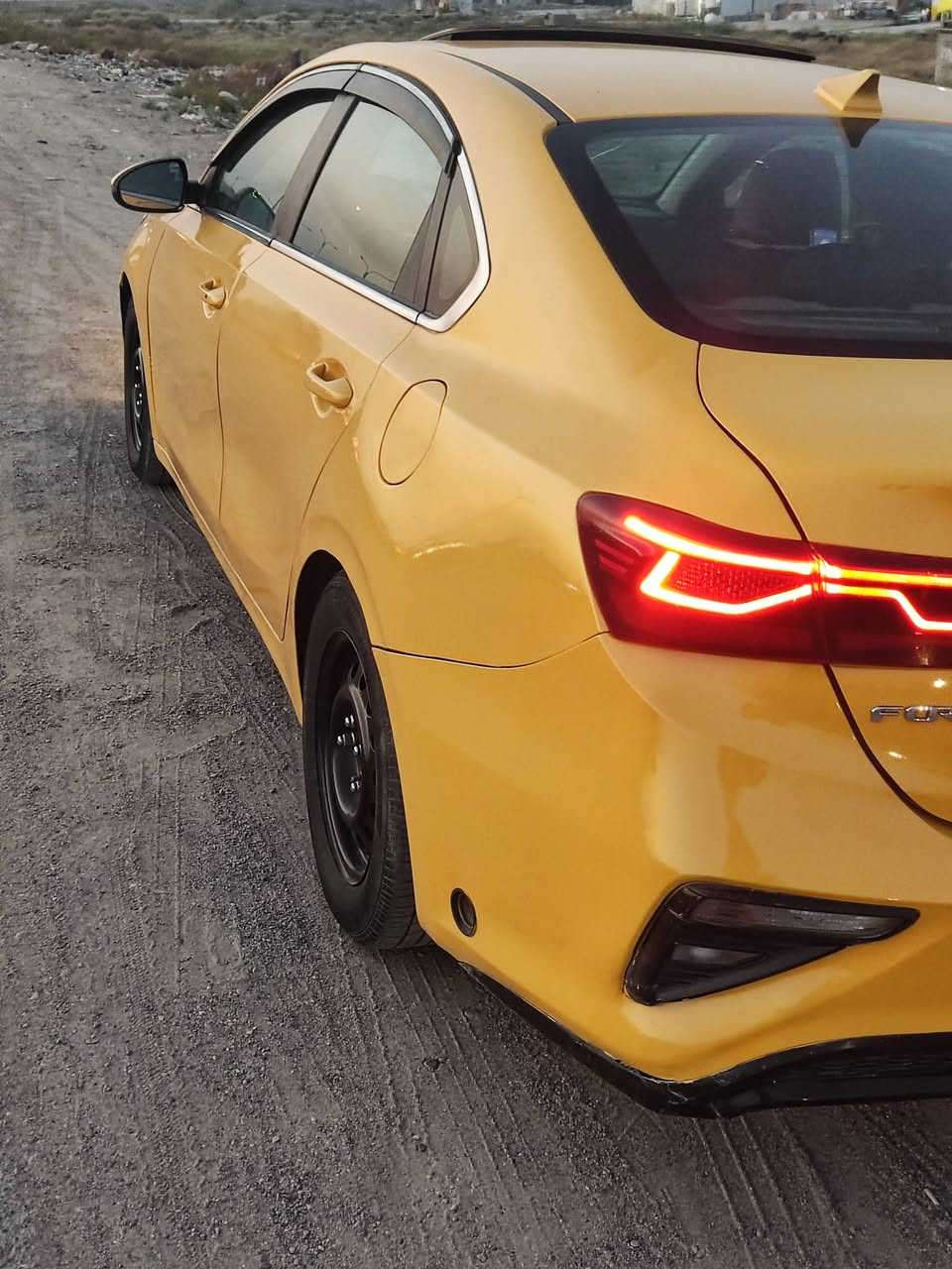🚗 كيا/ فورتي (Kia Forte) للبيع 🚗
المواصفات العامة:
المنشأ/الوارد: وارد أمريكي.
المحرك: 4 سلندر بسعة 2.0 لتر .
المواصفات: فول مواصفات 1/1.
اللون: أصفر.
عدد المقاعد: 4 مقاعد جلد (داخلية مرتبة ونظيفة).
 المواصفات والتجهيزات:
فتحة سقف.
إضاءة LED أمامية مع كشافات ضباب.
شاشة لمس  تدعم Apple CarPlay / Android Auto.
كاميرا خلفية للركن.
تبريد وتدفئة مقاعد امامية.
منضومة غاز.
أنظمة أمان وتثبيت سرعة.
📋 حالة السيارة والضرر
الضرر: قطعتين فقط (چاملغ وباب خلفي بدون اضرار داخلية)
الحالة الفنية: محرك  بحالة ممتازة وجاهزة للاستخدام بدون أي مصاريف إضافية.
📌 تفاصيل الإعلان
المكان: [بغداد/اليوسفية]
السعر: [12,000$] (قابل للتفاوض البسيط)
رقم التواصل: [***********]
رقم ثاني:      [***********]

نص مكتوب في الصور:
- ###