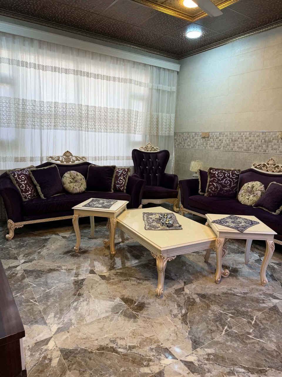 طخم مع 4 طبلات وميز وسطي ب400الف الاتصال ع رقم ***********

