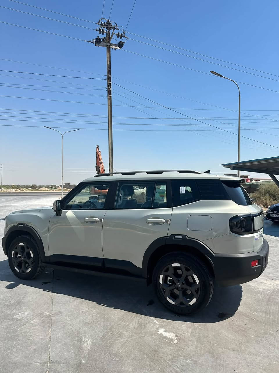 – JETOUR T1 2026  -     فئة Comfort 2.0L 8AT
•   🛣️  المسافة المقطوعة   1700 قابل للزياده

------------------------------------------------------------

✅ المواصفات :

• القير: 8 سرعات أوتوماتيكية 8AT
• نظام الدفع: دفع أمامي
• القوة الحصانية: 254 حصان
• العزم: 390 نيوتن.م
• استهلاك الوقود: 8.1 لتر لكل 100 كم
• كاميرات محيطية 360°
• نظام مراقبة النقطة العمياء
• حساسات اصطفاف كاملة
• نظام المراعي للوقوف الأوتوماتيكي (Autohold)
• نظام التحكم بنزول المنحدرات
• نظام مساعد لصعود المرتفعات
• نظام مكابح مانعة للانغلاق ABS
• نظام التحكم بالثبات ESC
• وسائد هوائية أمامية وجانبية
• رنجات ألمنيوم قياس 19 إنش
• شاشة وسطية قياس 12.8 إنش
• شاشة عدادات رقمية قياس 10.25 إنش
• دعم أبل كاربلاي وأندرويد أوتو
• مثبت سرعة
• مقصورة جلد فاخر
• المقاعد الأمامية كهربائية
• تهوية وتدفئة للمقاعد الأمامية
• الإضاءة الأمامية والخلفية LED
• صندوق كهربائي بلمسة
• شاحن هاتف لاسلكي
• وضعيات قيادة متعددة
• نظام الدخول الذكي (بصمة)
• مسند يد (كونسول) أمامي
• فلتر تنقية هواء N95
• نظام مراقبة ضغط الإطارات

🛠️ الضمان

• الضمان الأساسي: 6 سنوات + عداد كم مفتوح
• ضمان المحرك: 10 سنوات أو 1,000,000 كم

الاستفسار الاتصال 
***********
