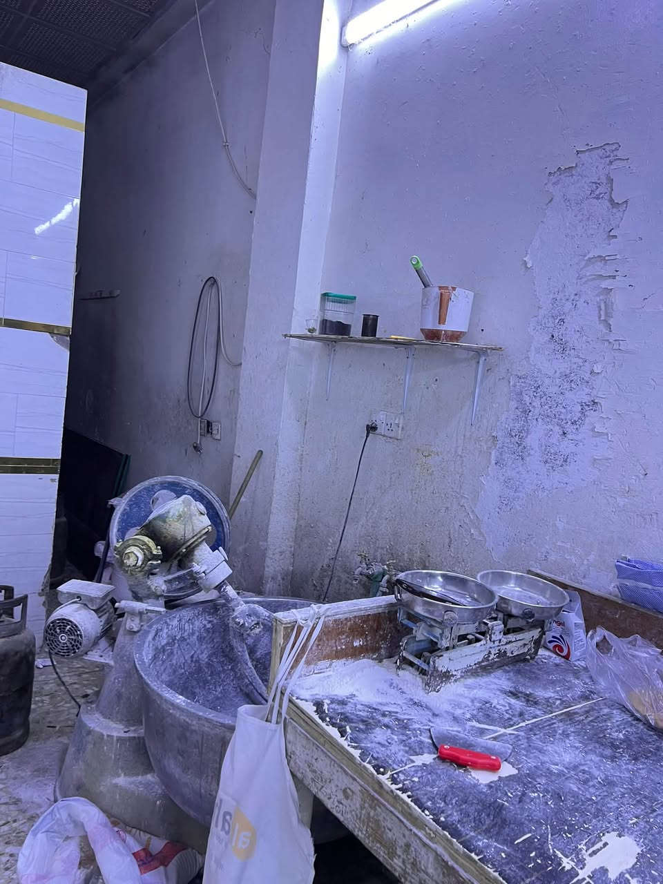 السلام عليكم
فرن للبيع في حي الجمعيه مقابيل مدرسة لبنان الفرن يشتغل 280 بدون كافتريات الفرن مكون من عجانه وطاوليات 110 ومبرده خباز ومكينه نفط ومكينة غاز  سبب البيع لعدم التفرغ للتواصل خاص مفتوح او على الارقام *********** 

*********** الاثير متوفر بيه واتساب
