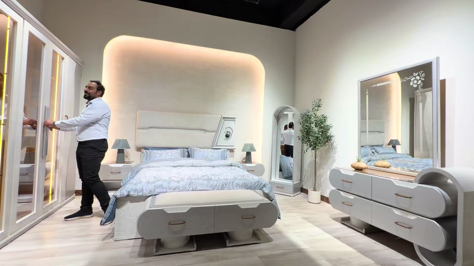 ⁨ موديل آشور  صارت النجارة بالعراق بتصاميم المودرن نوع الخشب داخل وخارج خشب سنديان طبيعي كل الغرفة كل الغرفة داخل وخارج خشب سنديان  الحشو الداخلي خشب چام  الوجه مصبوغ لون شمباني وطعيم ابيض الداخل مصبوغ لون السنديان الطبيعي  السرير التحت خشب رگم لوح ٦ ارجل ثقيل  كلشي بهاي الغرفة قابل للتغيير قياسات وإضافات لأن الغرفة نجارة مو مستورد ارتفاع الكنتور 235سم عرض الكنتور 330سم عرض زاوية الملابس 115سم يعني الكنتور وزاوية الملابس ضلع كامل 445سم  مرايا قيافة باب قلاب تعليگ ملابس مباشر كل الغرفة لبدات اناره مخفية  طابورية جلوس امام الميز اكيد  شازلون وفاترينا دبل مجر  عمل ضمن وجلة الدرجة الفاخرة  شركة الأفراح للأثاث العراقي  البيع بالنقد وبالأقساط ‏ غرفة نوم- اطقم قنفات - مفروشات - اخشاب تصنيع الأثاث  ‏العنوان محافظة واسط قضاء العزيزية قرب كراج بغداد مقابل مقهى حوران ‏التوصيل والشد مجاني إلى جميع محافظات العراق ‏خدمة استبدال الغرف العراقية القديمة بغرفة جديدة مع الاتفاق على الفرق ‏ خدمات ما بعد البيع لمدة سنة مجانية  *********** *********** *********** *********** *********** *********** #اثاث  #غرف_نوم #مودرن #ديكورات_داخلي  #العراق 
