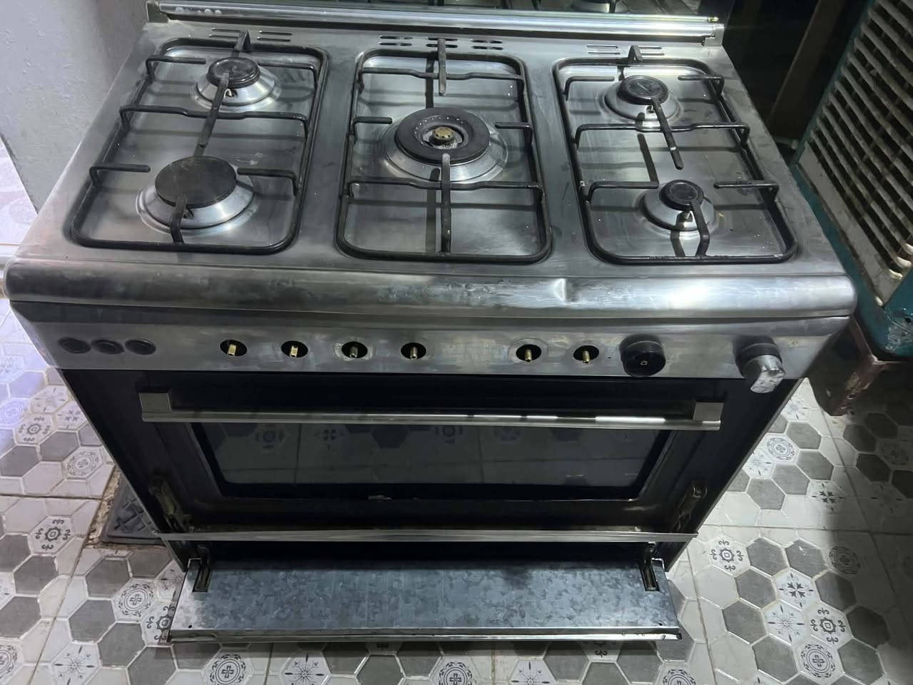 طباخ نضيف  للبيع السعر 150 وبي مجال مكاني بغداد ابو غريب
الرقم ***********
