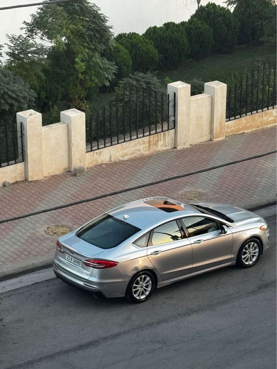 فۆڕد فیوژن ٢٠٢٠ ڕەنگی ڕەساسی
سەیارەکە چەمەلەغ ی سەکن و بۆنیتی بۆیاخە و هەندێک وردەقوپاوی   هەیە چاک نەکراوە 
سڵاید و سێ شاشەیە و ئاوێنە ڕادار و ڕاداری ٣٦٠ و کوشنی سایەق کارەبا و هەوایە و تەبرید مەرکەزیە بەسمەیە 
گێڕ و مەکینەی بە شەرت گڵۆپی مەکینەش ئیش ناکات 
تەبریدی مەزبوتە گەرمی و ساردی مەکینەی ١.٥ تۆڕبۆیە 
سەنەوی بەسەر نەچووە 
بە نزیکەی ١٠٦ میلێک ڕۆشتووە 
ئێرباگی هەموی تەقیوە و تێ کراوەتەوە 
سەیارەکە هەیکەلێکی گەنجانە و جوانی هەیە .
نرخی ٩٨ و معامەلە 
ژمارە مۆبایل *********** السليمانية, العراق

