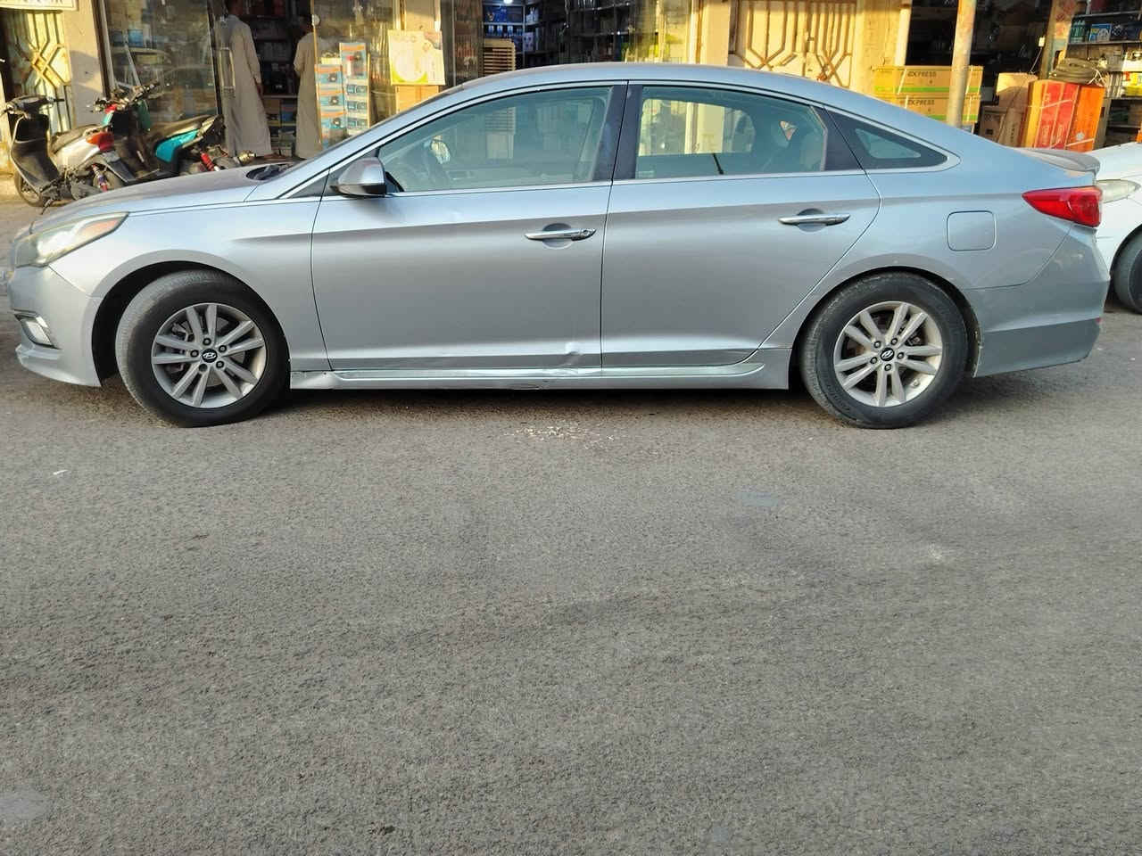 سلام عليكم هونداي سوناتا للبيع موديل ١٥ كير محرك حداديه تخم تاير تبريد خير من الله سنويه باسمي رقم ذي قار انكليزي بيها صفحه صبغ أثر جراد والباقي كفاله سياره العنوان ناصريه مركز *********** السعر ١١٠ وبيها مجال
