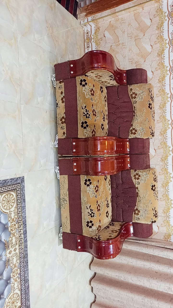تخم • ١٢ مقعد