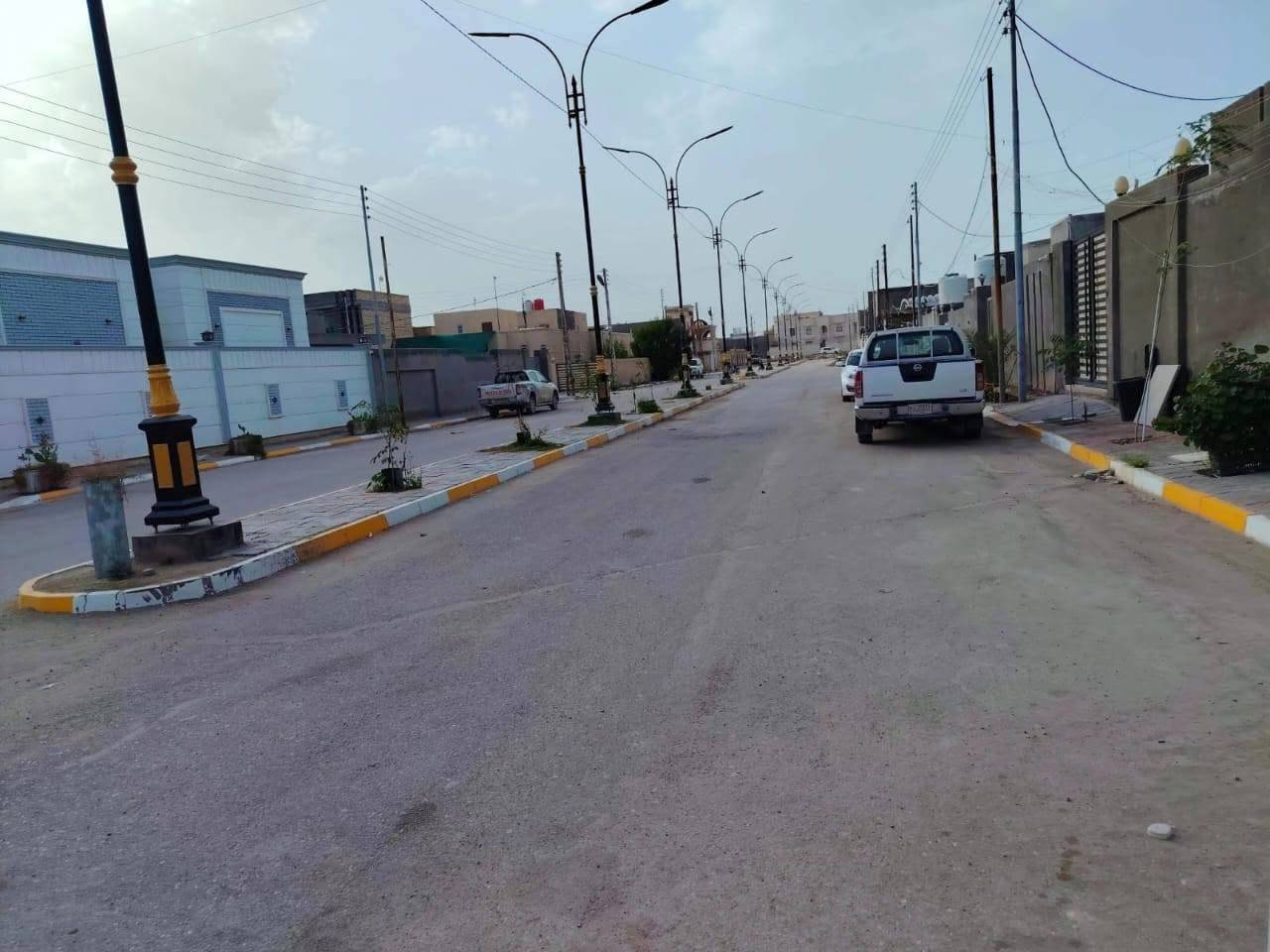 السلام عليكم 
اللهم صلى على محمد وال محمد 
بيت 250م طابو صرف في مجمع الدوح قرب اسواق الدوح على شارع السايدين تجاري البناء شخصي مو شركة 
يتكون البيت من غرفتين وصالة وستقبال ومطبخ وصحيات داخليه وخارجيه وطارمه وحديقه ومخزن وتهويات وطابق الثاني نقص تشطيب يتكون من غرفتين وصالة وصحيات وسطح البناء درجة أولى كونكريت سنة البناء 2024 
بيد صاحب البيت 175 مليون وبي مجال و مطلوب للمصرف 66مليون القسط الشهري 330الف موقع البيت مميز 
أي استفسار مراجعة مكتب الحي للعقارات والمقاولات العامة او الاتصال ***********واتساب ملاحظة نسعى لخدمتكم ومستعدين لعروض عقاراتكم ونسوق حسب طلبكم
