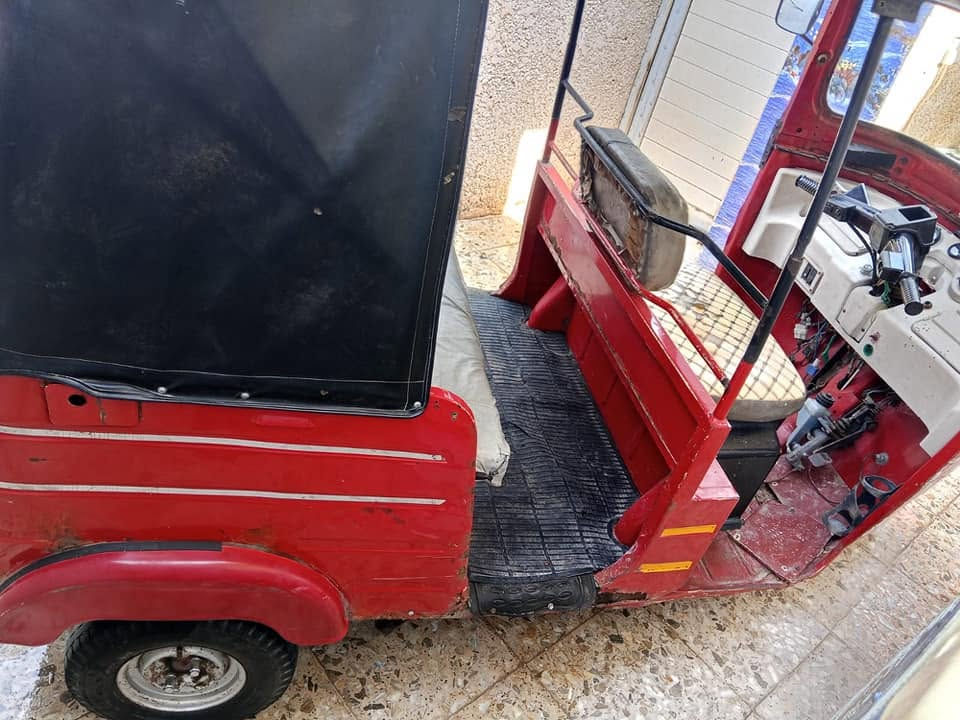 السلام عليكم تكتك زيل للبيع  موديل 18 مكينة باجاج موديل عشرين مجفته جديد كله وكالة تخم تاير اوارق اصولية وكاملة بيها خياسات قليل يم دواسات السايق السعر مليونين وبيها مجال حك الجيه مكاني بغداد الأمين الثانية الاستفسار على الرقم ***********
