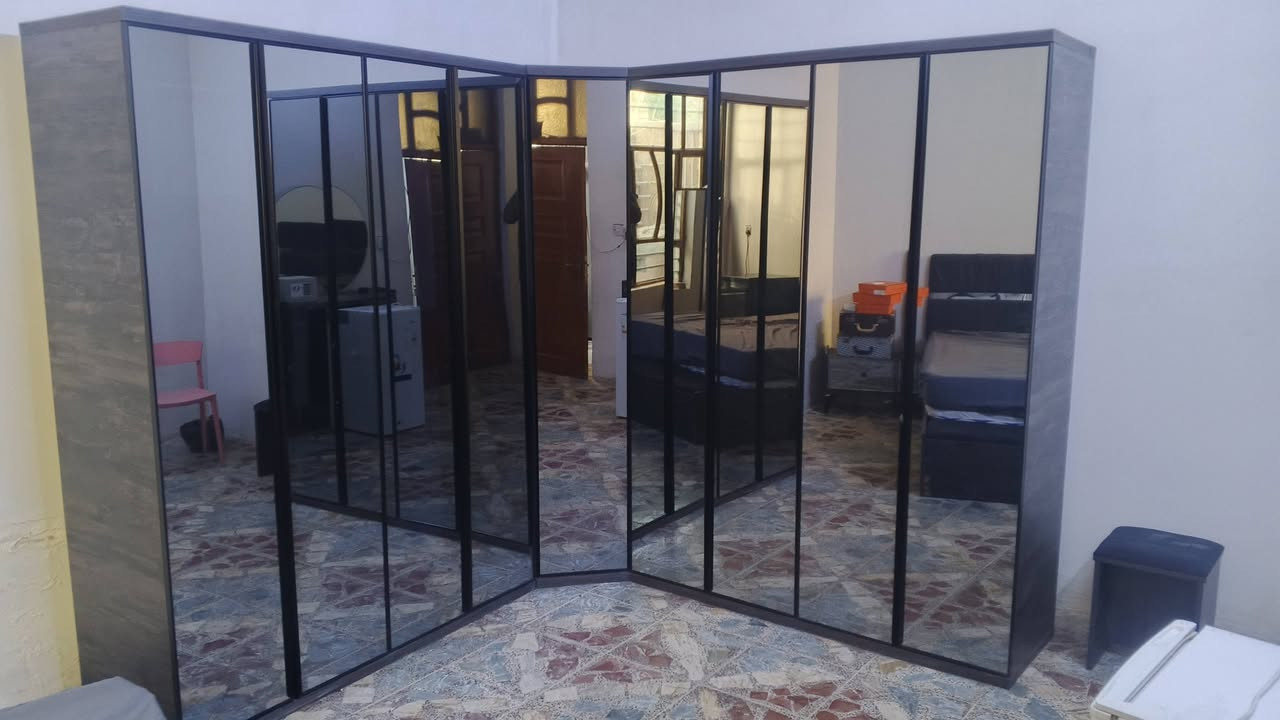 للبيع غرفه ٨ قطع استعمال قليل ٣ أشهر اخت الجديده السعر ٨٠٠ مع الدوشك المكان بغداد البلديات الضباط الأتصال على الرقم *********** بيه واتساب
