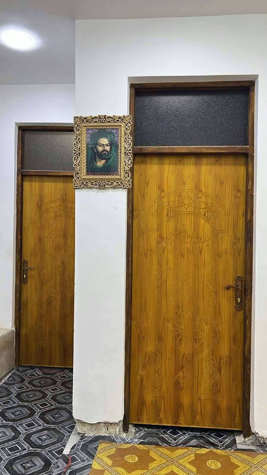 سلام عليكم البيت للبيع مساحة 105م ثلاث غرف نوم وهول ومطبخ واستقبال البيت كامل ومتكامل من كلشي والبيت طابقين بيت بناء جديد طابوق واساس كونكريت العنوان جسر ديالى جديد الكرغوليه قرب صالون ام بنين
