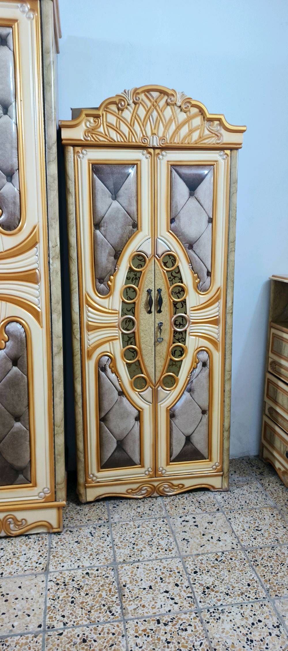 غرفت نوم للبيع 
كلش نضيفه خشب عراقي 
لون ذهبي 
جربايه تحتوي على مخزن 
كلشي موضح بل صور 🖼
سعر ملوين 100 بيه مجال للشراي 
***********‬‏
بغداد العبيدي