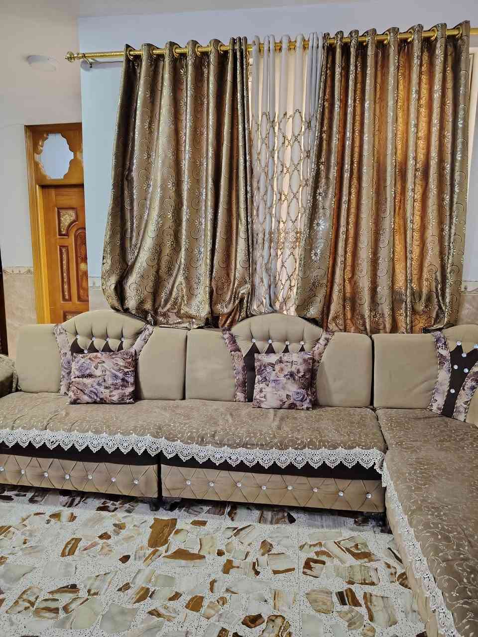 ديوان للبيع نظيف مع البردة سعره ١٧٥ الف
للاتصال ***********
