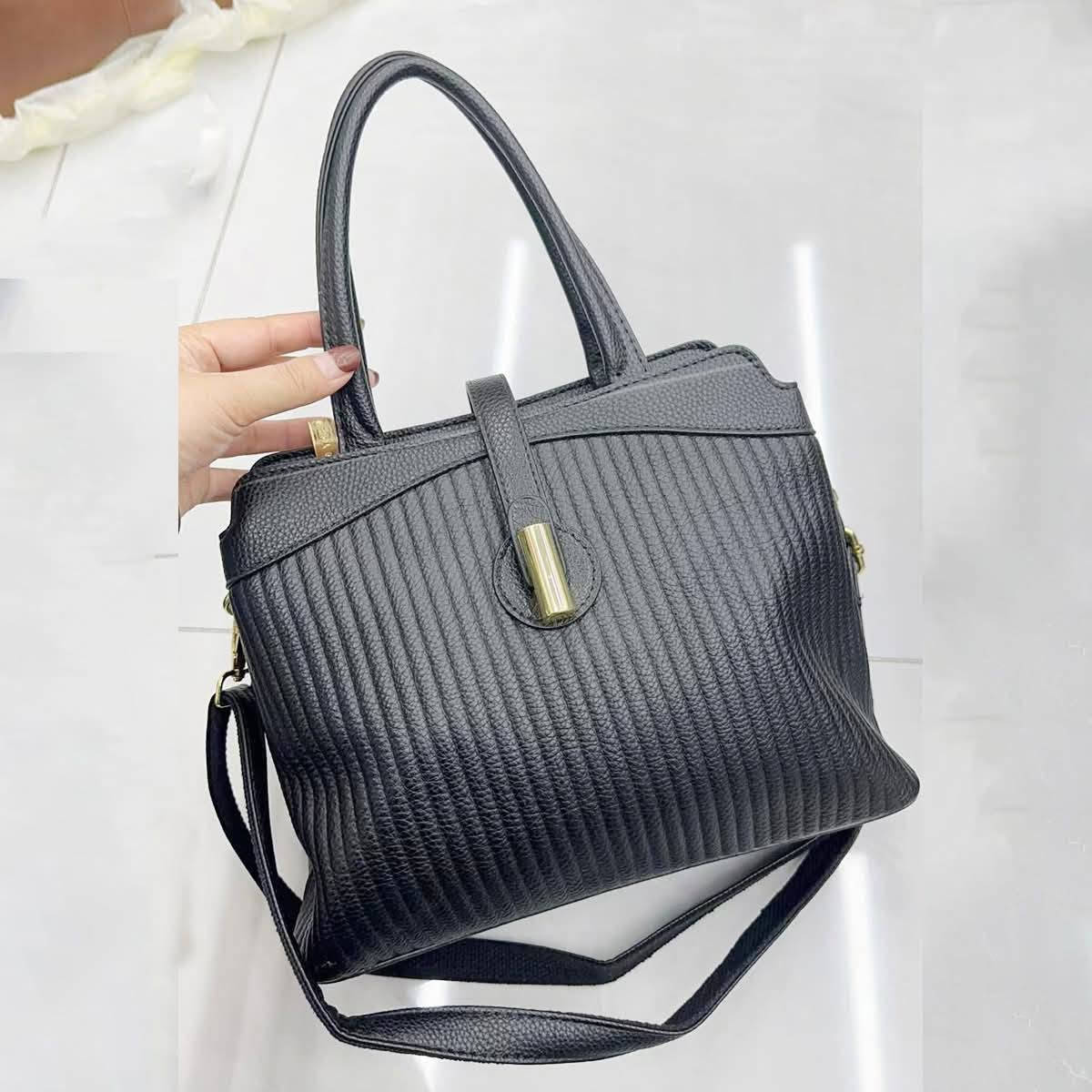 مجموعة مميزه من الحقائب النسائية 👜
المناسبة لدوام والجامعات
اطلبيها الكمية جدًا محدودة، اطلبيها الحين من الديركت مسج 📩"‏‪***********‬‏
​"منشن صديقتك اللي تحب هالستايل ✨"
​"أي لون عجبكم أكثر؟ اكتبوا لي بالتعليقات 👇"
