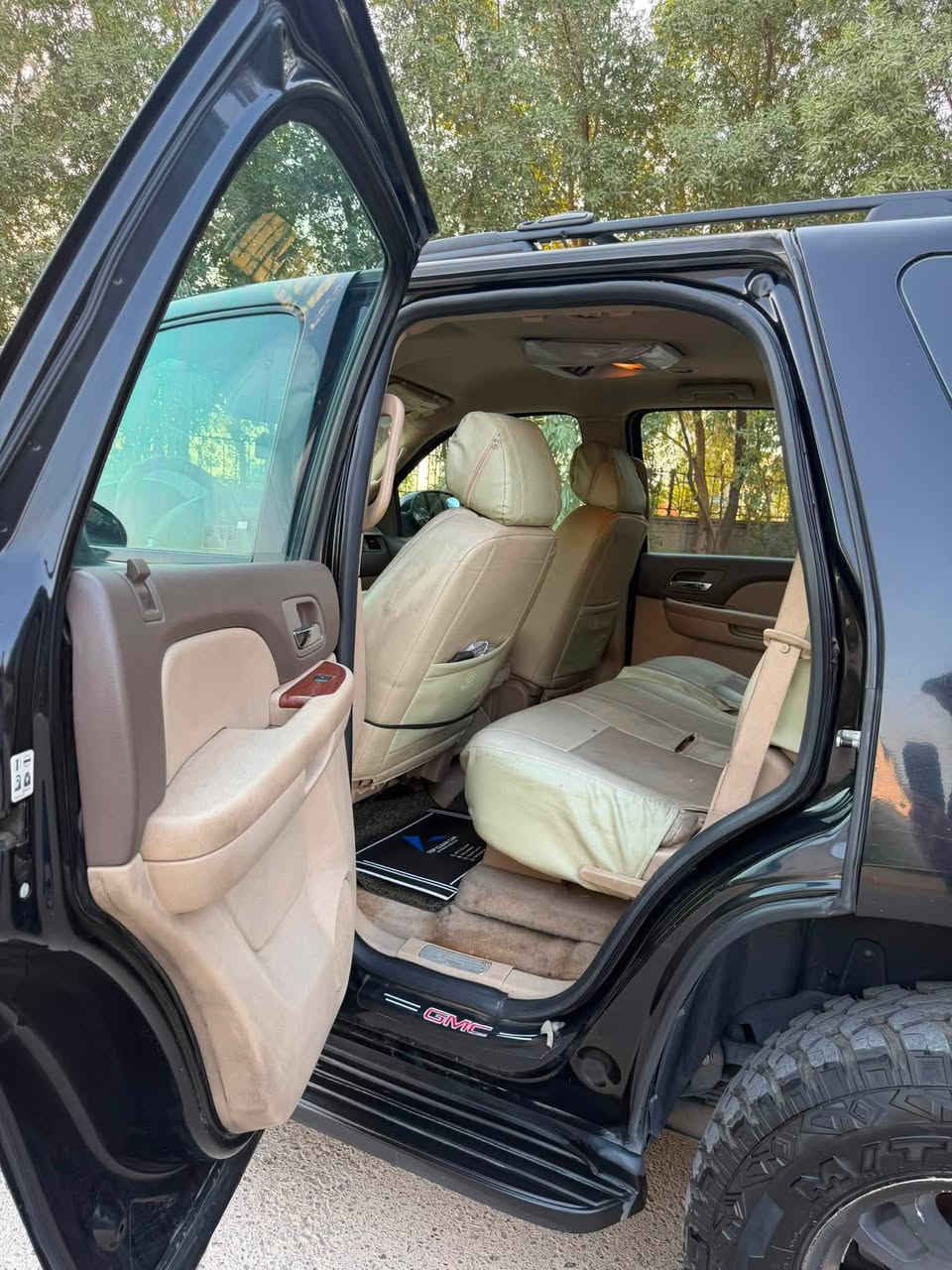 السلام عليكم 
جي ام سي يوكن GMC YUKON للبيع 
موديل ٢٠٠٧ لون اسود . رقم بغداد الماني جديد
مواصفات SLE 
شادلها عازل حراري على كل الجام
داش كام ( كامرة تصوير امامي ) 
لايتات امامي ليد
بك لايت مسطره طويله
شاشه جبيره نوع برافيكو كار بلي و اندرويد اوتو
كامرة خلفيه 
حساسات خلفية
كشنات جلد لون بيجي
تخم تاير جديد و منضومة تبريد جديدة
مضاف اليها منضومة غاز مع خزان ٨٠ لتر غاز
السياره اصولية و استيراد قديم لا حديده ولا امعلايه 
و التحويل ثاني يوم
السعر ١٦٠٠٠ دولار - يعني ١٦٠ ورقة
مكان السيارة بغداد اليرموك
للاستفسار 
***********
