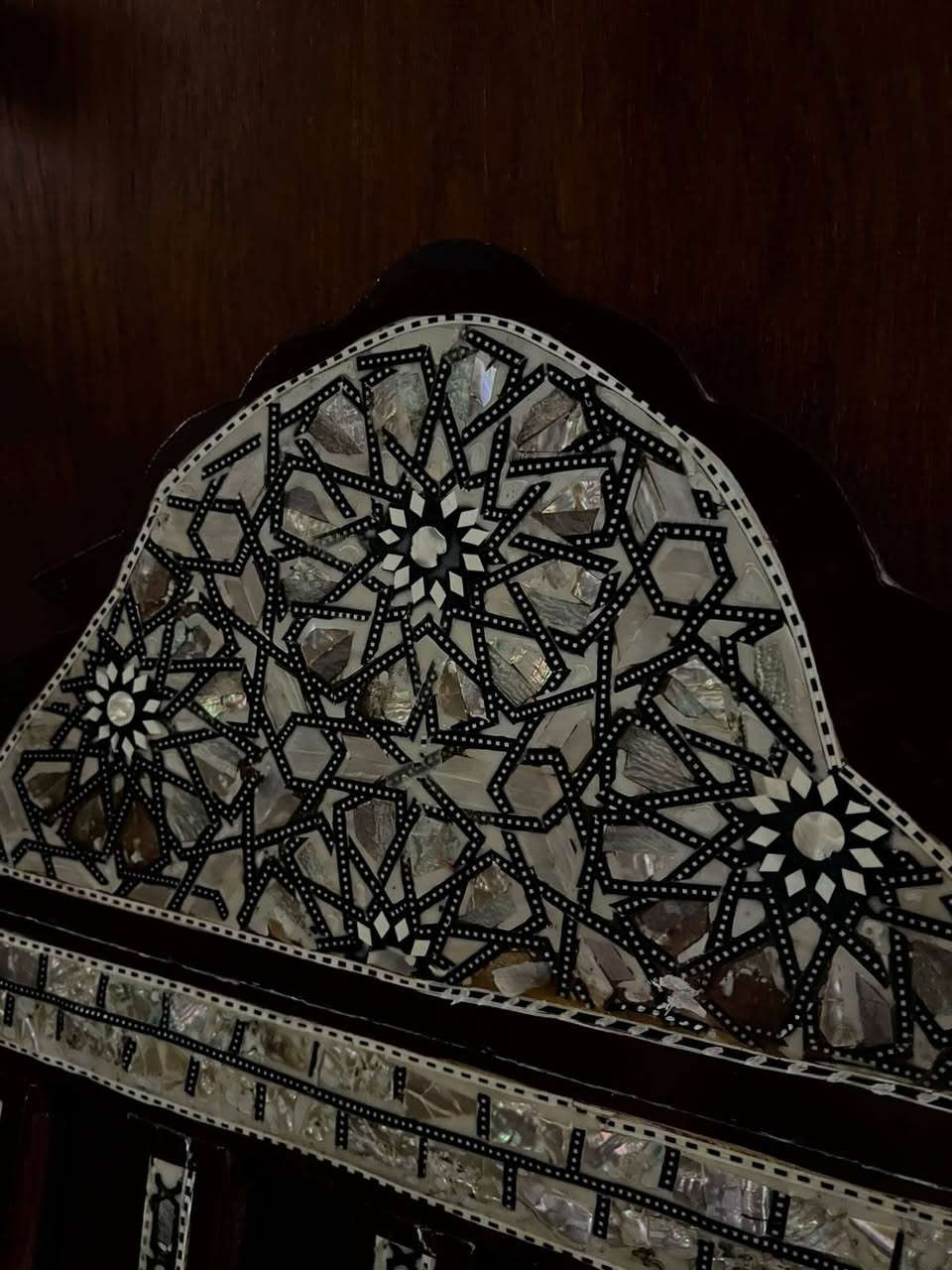 السلام عليكم اخوان متوفر للبيع سيت طبلات عدد 4 وكراسي عدد 2 ارابيسك صناعة مصرية ورايدهم بسعر 400 الف دينار  وبيهم مجال بسيط وللاستفسار على الرقم *********** / ابو لارا وموجود على الرقم واتس اب
