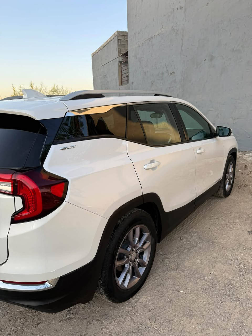 🚨 للبيع: جي إم سي تيرين (GMC Terrain) موديل 2022 - فئة SLT (فول مواصفات 1/1) 🚨
السيارة بحالة قمة بالنعومة والأناقة والهيبة، ومجهزة بأعلى حزمة مواصفات وراحة وأمان من GMC.
📌 التفاصيل والمواصفات:
• المحرك: 4 سلندر 1.5L Turbo (اقتصادي جداً ونشط).
• الجير: أوتوماتيك 9 نمر الحديث (نظام أزرار Precision Shift).
• نظام الدفع: فور ويل (AWD) مع فرار تحكم بأنماط القيادة (دفع ثنائي / فور ويل / طرق وعرة).
• السقف: فتحة سقف بانوراما كاملة (SkyScape).
• الإضاءة: فول LED أمامية وخلفية بتصميم C-Shape الشهير.
• الرنغات: ألمنيوم قياس 19 إنش بتصميم ممتاز وجذاب.
• الصندوق الخلفي (الجنطة): كهرباء ينفتح بالقدم (سنسر حساس) مع طباعة شعار GMC ضوئياً على القاع.
• المقاعد (الكشنات): جلد فاخر مع تحكم كهربائي كامل للجانبين + ذاكرة خزن لوضعيات كشن السائق (Memory Seats).
• التدفئة: تدفئة بالكشنات الأمامية + تدفئة بالستيرن.
• التكييف: دبل زون (تحكم منفصل) مع فتحات تكييف خلفية.
• الشاشة: لمس كبيرة 8 إنش تشغل Apple CarPlay و Android Auto لاسلكياً.
• النظام الصوتي: سماعات فاخرة جداً من شركة Bose.
• شاشة الزجاج (Head-Up Display): تعرض السرعة والتنبيهات على الجامة الأمامية.
• الشحن: شاحن وايرليس للموبايل + منافذ Type-C و USB أمامي وخلفي.
• الكاميرات: نظام كاميرات 360 درجة داير ما داير السيارة بصورة HD.
• الرادارات والأمان:
 رادار أمامي لتجنب التصادم + كبح تلقائي بالطوارئ ورصد المشاة.
 نظام تنبيه ومساعدة للمحافظة على المسار.
 حساسات فول أمامي وخلفي + كشف الزوايا الميتة بالمرايات.
 تنبيه حركة المرور الخلفية عند الرجوع بك.
سياره كلين بيها طخه صبغ صغيره بلصندوك رقم جديد ومميز هزه جديده 
📌 السعر والتواصل:
• المكان / المحافظة: [الموصل]
• الممشى (المسافة المقطوعة): [90الف كم]
• السعر المطلوب: 188
• رقم الهاتف والواتساب:  ***********
السيارة جاهزة الشاري الجاد يتفضل يتصل أو يراسلني واتساب.

