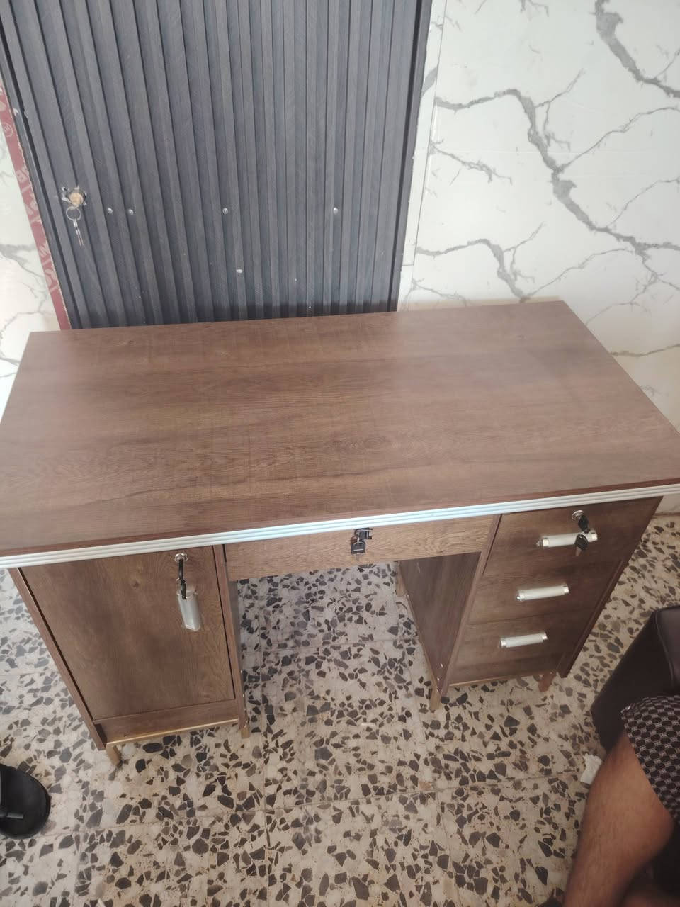 ميز جديد للبيع ولاحميلة رجلين معلينه متريدهن تكدر تفتحهن براغي شي مرتب 
125وبي مجال  
الشعب _حي اور 
***********
