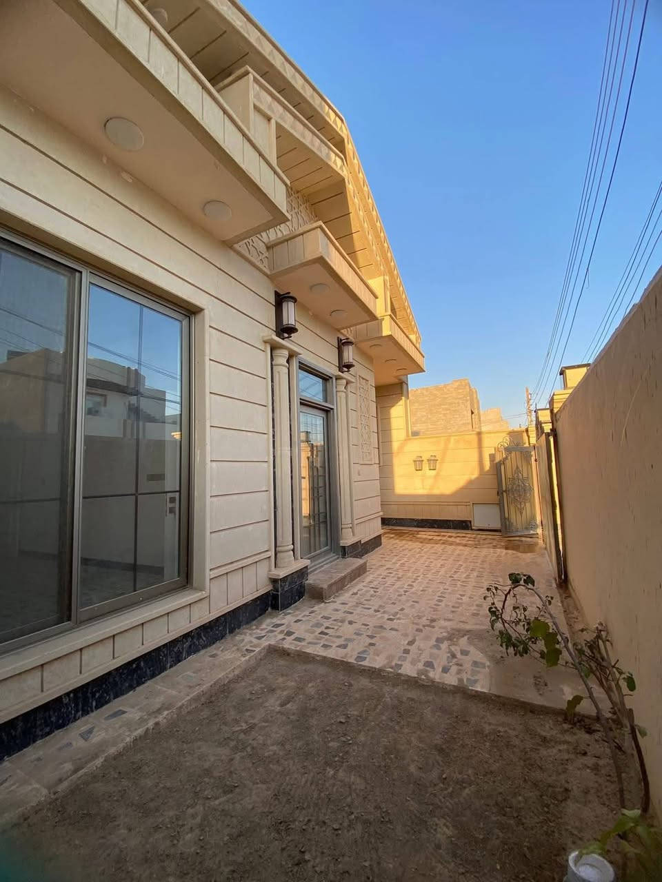 السلام عليكم للبيع دار بتكريت الديوم التوحيد🏠
مساحته 200متر 10م في 20م شارعه 15متر🛣️
غرف نوم واسعه 2 وأستقبال ومطبخ حار وبارد☑️
وصاله واسعه وحمام و 2صحيات وكراج وحديقه🏕️
واجهيه حجر وسحب مغربي ونظام دكتات بالكامل✔️
الدار شغل جناي درجه أولى وسعره مناسب بالنسبه🏗️ لموقعه ايضاً قريب جداً من شارع 60 الرئيسي☑️
للأستفسار أكثر مراسله الخاص أو مراسله الواتساب📲. ***********
او مراسلة الصفحة
