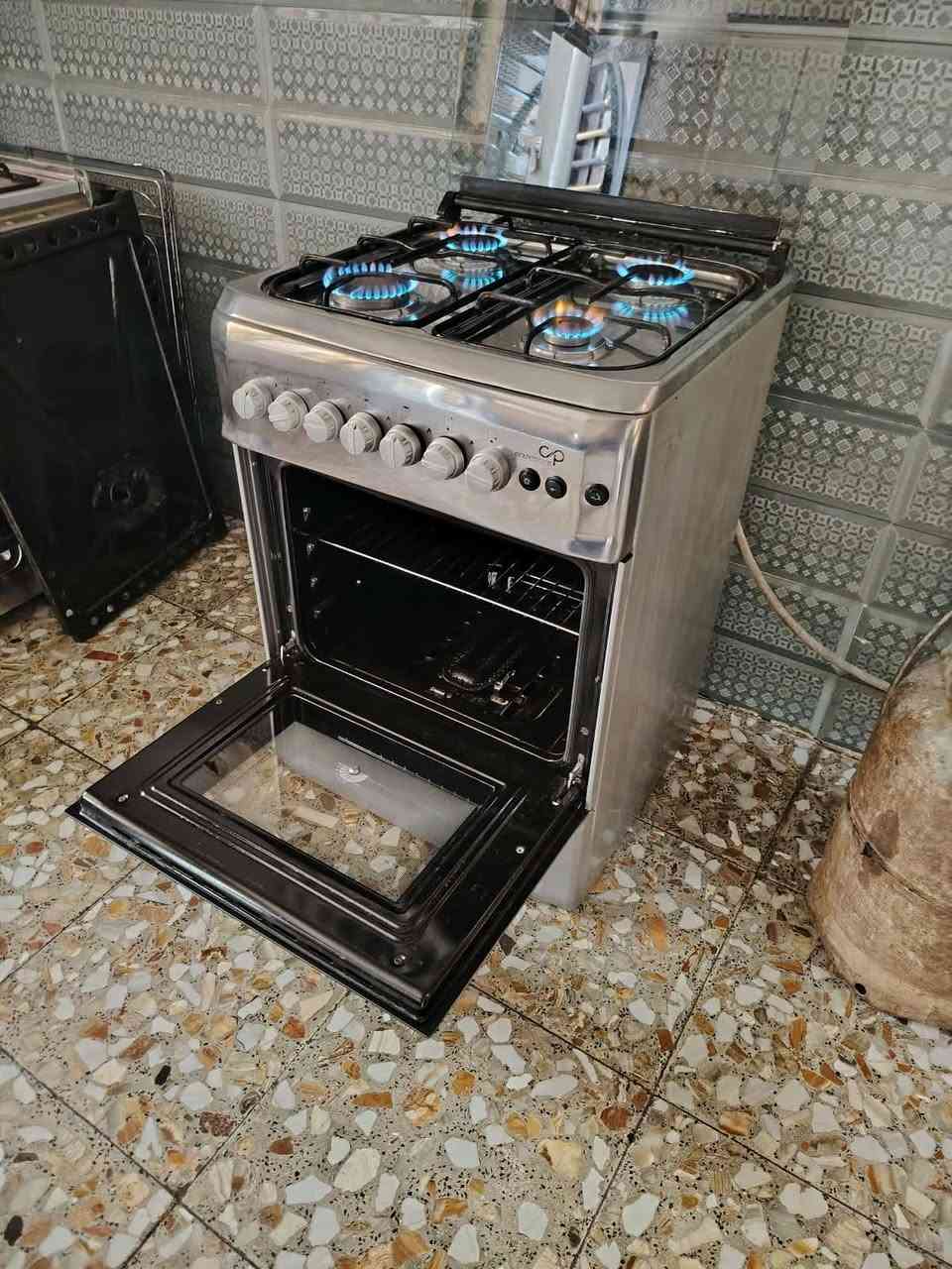 السلام عليكم طباخ تركي اربع مشاعل نضيف جدا كل نقص مابي تجي تفحص وتاخذ العنوان بابل مركزالسعر 90 شراي راسلني او تتصل ***********

