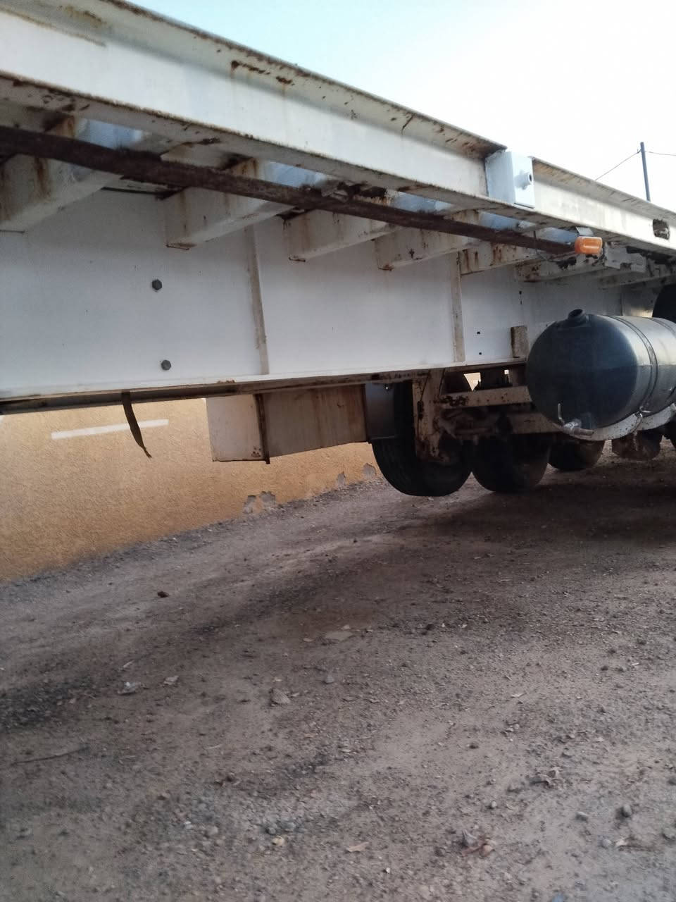 عربانة مكنيسان طول 13٫60 دناكير عدد 3 جوبلس واحد رفاع عربانه جديده كلش مكفوله كفاله عامه عربانه بوضع شركه كل اغراضه على بلاد ( ملاحظة عربانة مربوطة رقم اربيل شرط فصخ وربط هزه مرور جديده  سنويه بسمي جديده  هاتف ***********  / ***********  مكان سكن بغداد )

